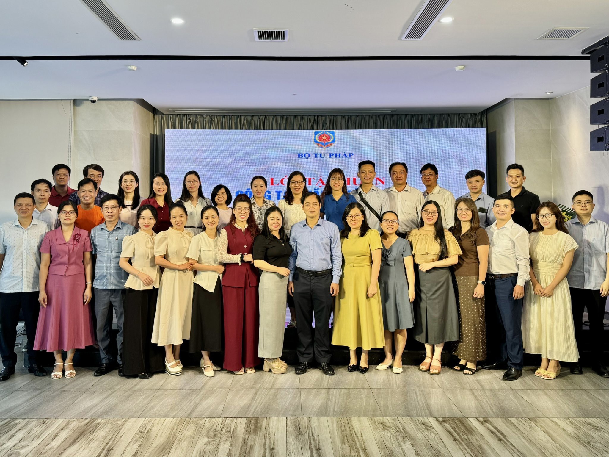 Ảnh đại diện bài viết: lãnh đạo văn phòng bộ, các báo cáo viên và đại biểu tham dự lớp bồi dưỡng nghiệp vụ công tác văn phòng năm 2026