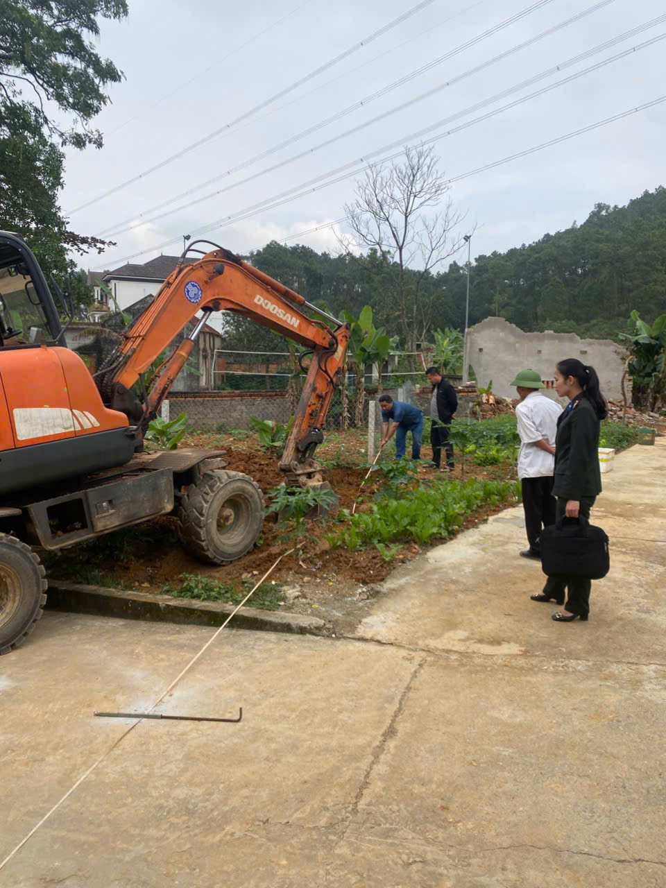 anh-19-05-2026-chv-thi-hanh-an-giao-dat-019e3dcfea7b773798f6b7fe415ffd40.jpg Ảnh 19-05-2026 CHV thi hành án giao đất.jpg