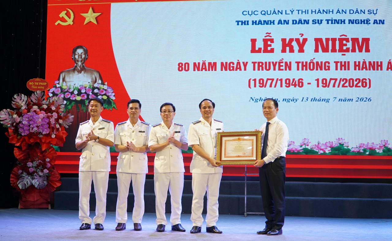 Thừa ủy quyền của Thủ tướng Chính phủ, Bộ trưởng Bộ Tư pháp Hoàng Thanh Tùng trao bằng khen của Thủ tướng Chính phủ cho Cục THADS tỉnh Nghệ An, nay là THADS tỉnh Nghệ An