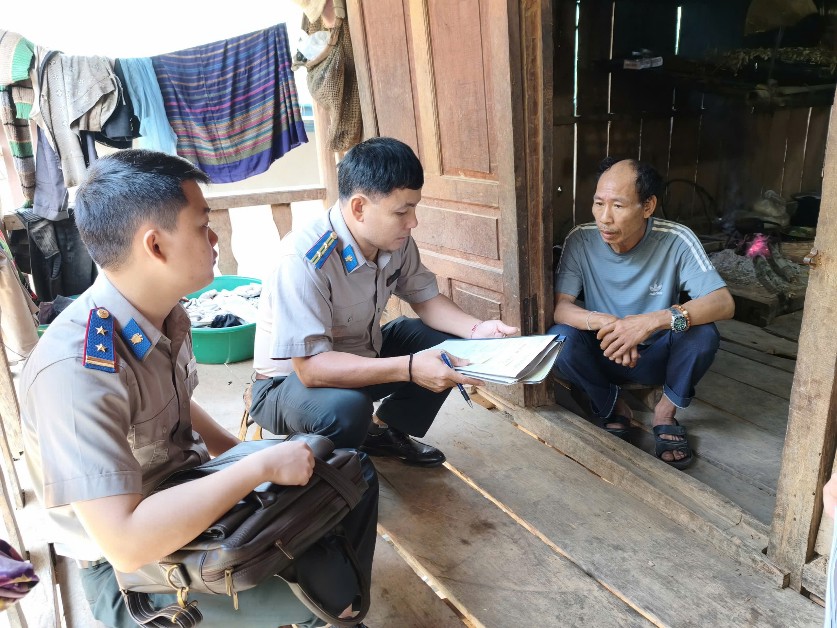 anh-2-hinh-anh-dong-chi-lu-thanh-tuan-cung-dong-nghiep-dang-lam-viec-cung-duong-su-019e717ebb277faab1cb4a3048f74754.png (Ảnh 2)Hình ảnh đồng chí Lữ Thanh Tuấn cùng đồng nghiệp đang làm việc cùng đương sự.png