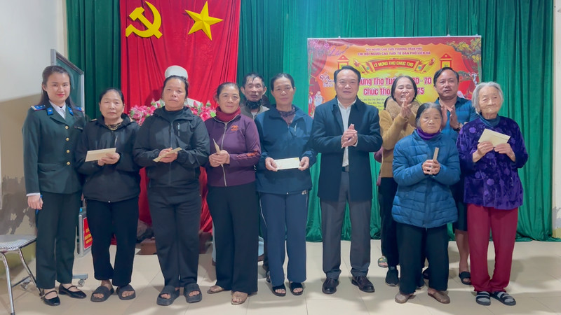 Chung tay chăm lo Tết: THADS Hà Tĩnh trao quà cho các hộ có hoàn cảnh khó khăn