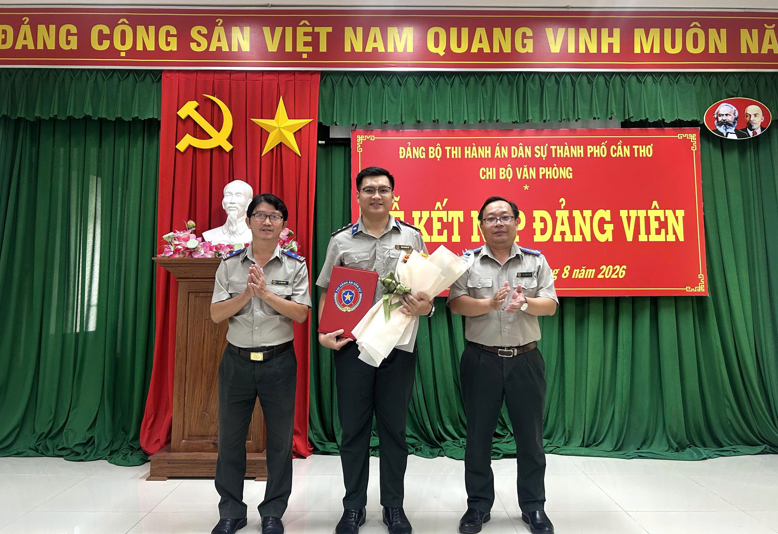 Ảnh đại diện CHI BỘ VĂN PHÒNG THI HÀNH ÁN DÂN SỰ THÀNH PHỐ CẦN THƠ TỔ CHỨC LỄ KẾT NẠP ĐẢNG VIÊN MỚI