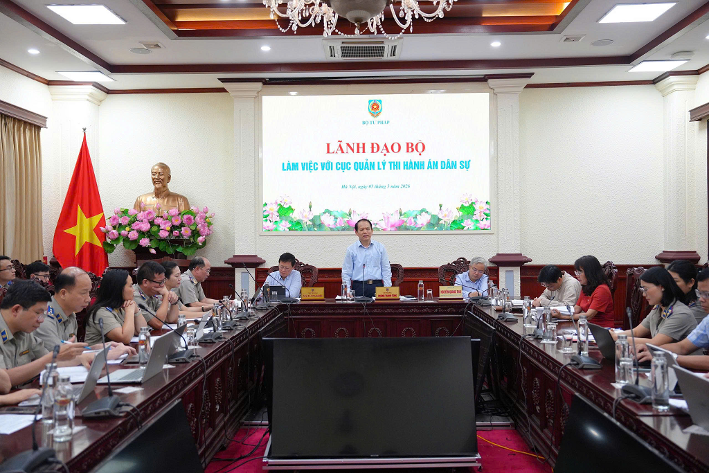 Bộ trưởng Bộ Tư pháp Hoàng Thanh Tùng làm việc với Cục Quản lý Thi hành án dân sự