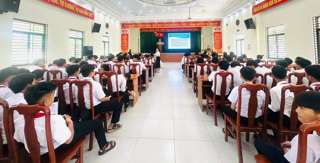 b&agrave; n&agrave; 130526 2.png