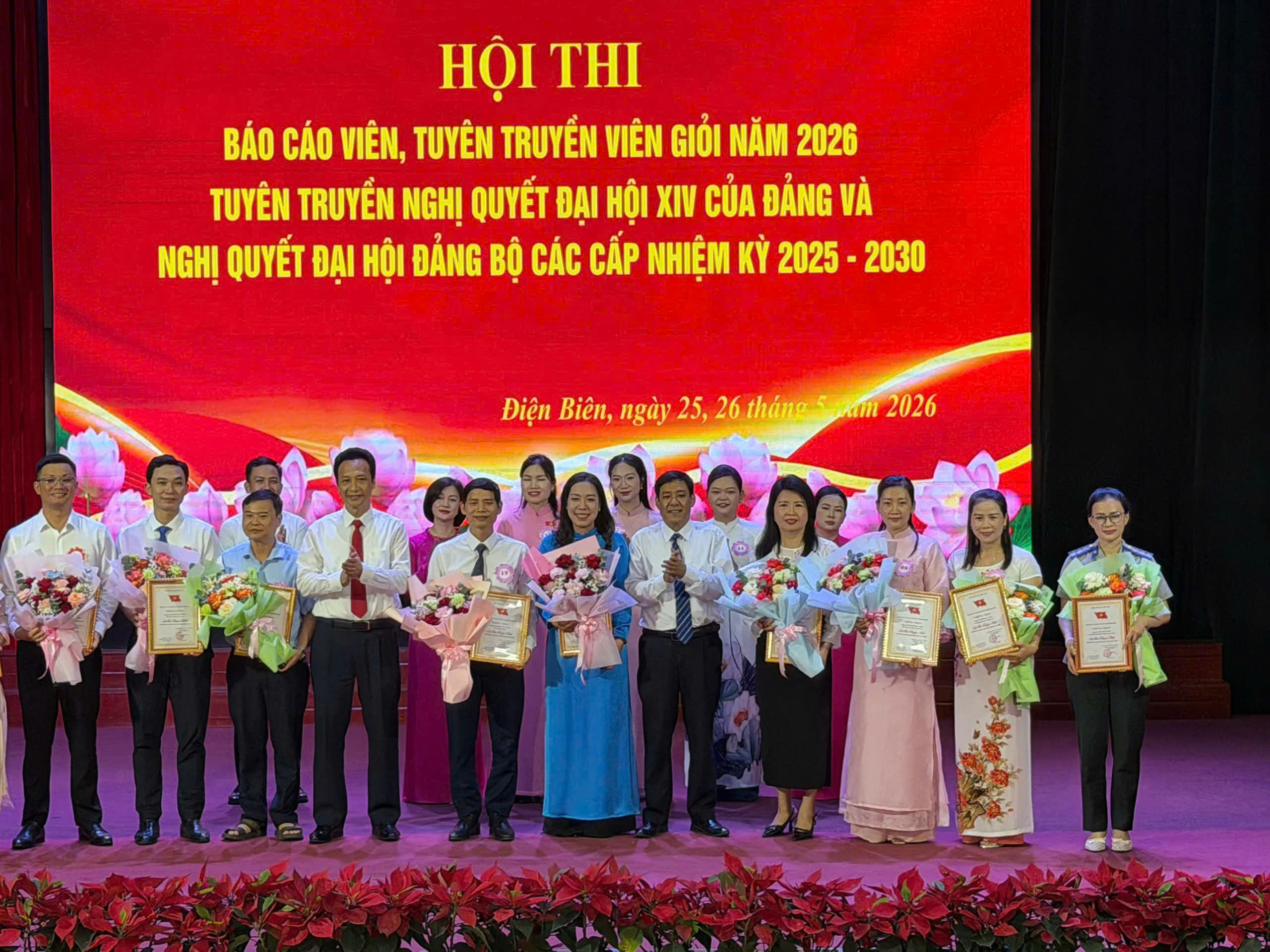 ban-giam-khao-cung-cac-thi-sinh-019e66ec25c47ee1802fe3bba6ac33c4.jpg Ban giám khảo cùng các thí sinh.jpg