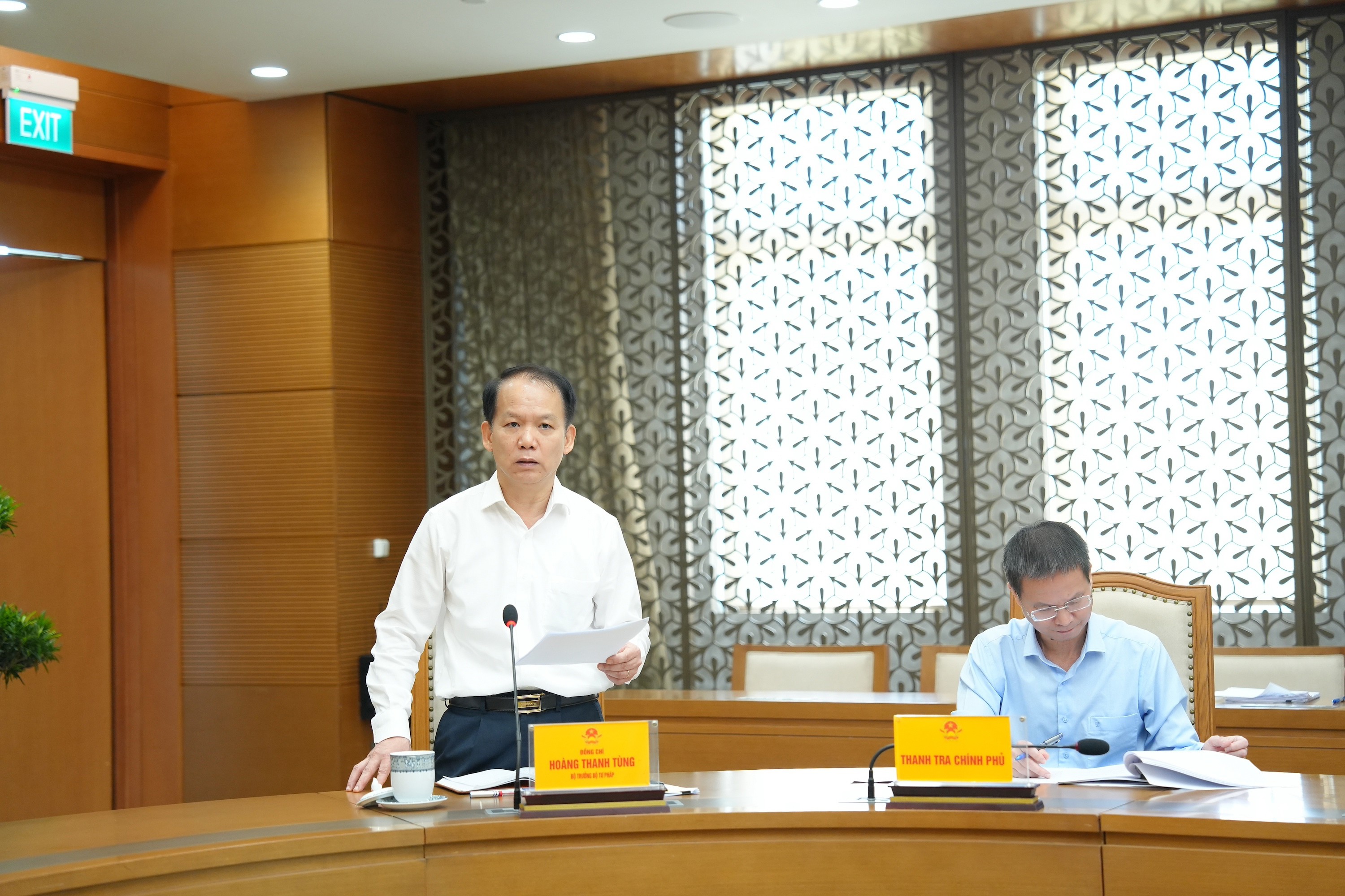 ban-sao-bo-truong-hoang-thanh-tung-bao-cao-tai-cuoc-hop-anh-hthu-019e692bee4676ea9a97f13d5f7c2799.jpg Bản sao Bộ trưởng Hoàng Thanh Tùng báo cáo tại cuộc họp - Ảnh HThư.JPG