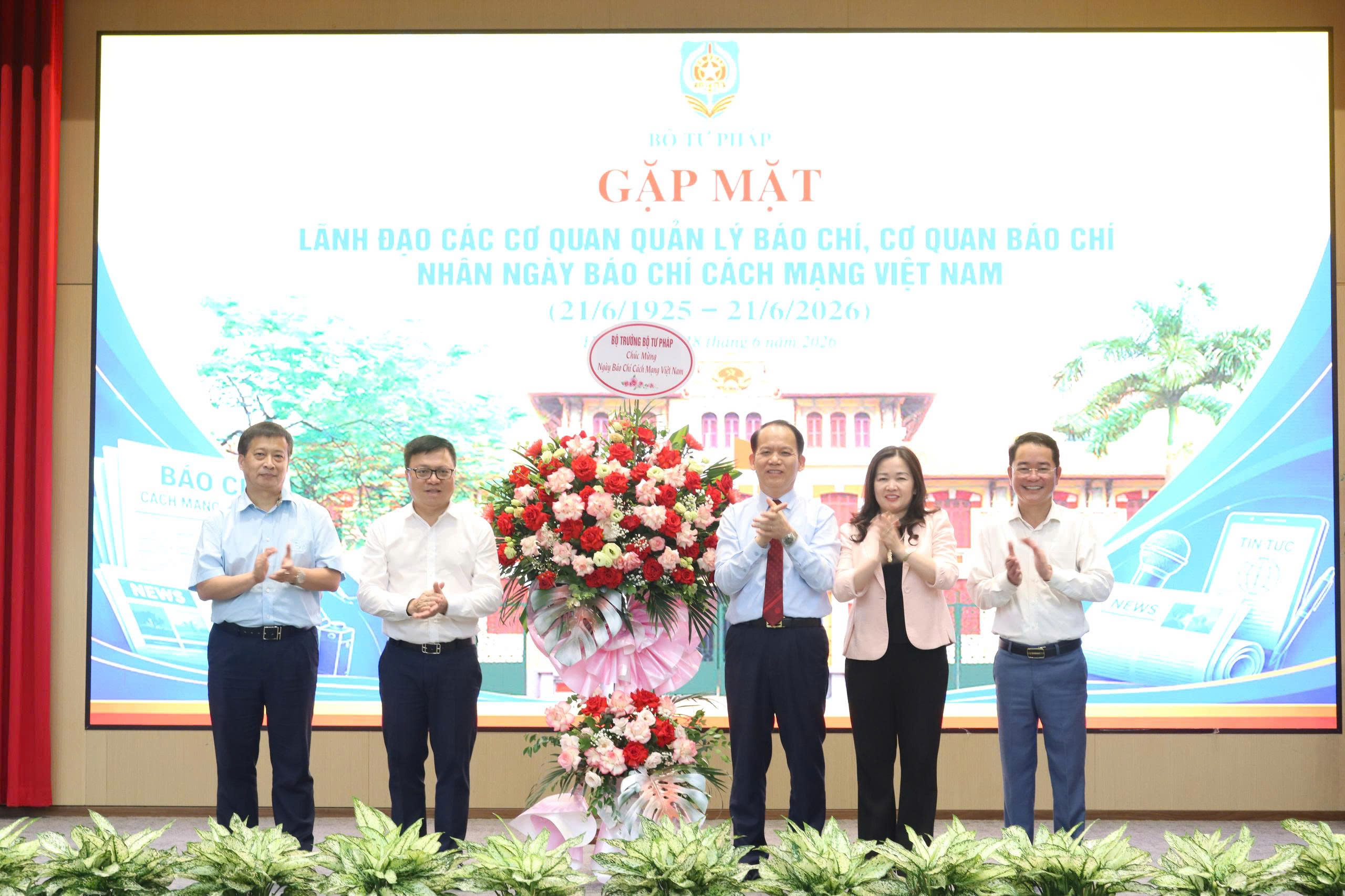 Phát huy vai trò chủ động của báo chí tham gia xây dựng chính sách, pháp luật