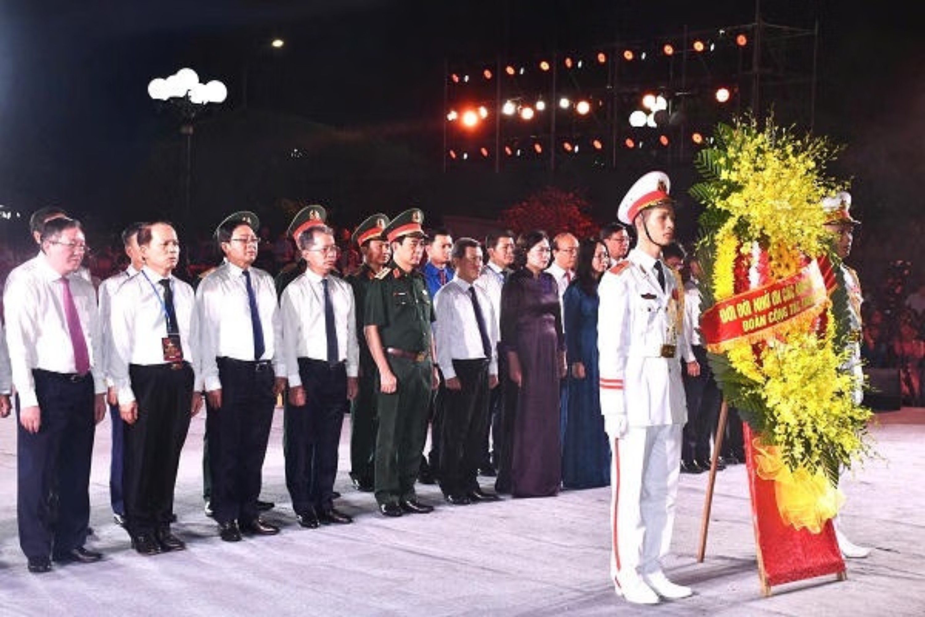 Ảnh đại diện bài viết: các đồng chí lãnh đạo đảng, nhà nước tham dự chương trình "sao sáng dẫn đường" tại nghĩa trang liệt sĩ quốc gia đường 9. (ảnh m.p).
