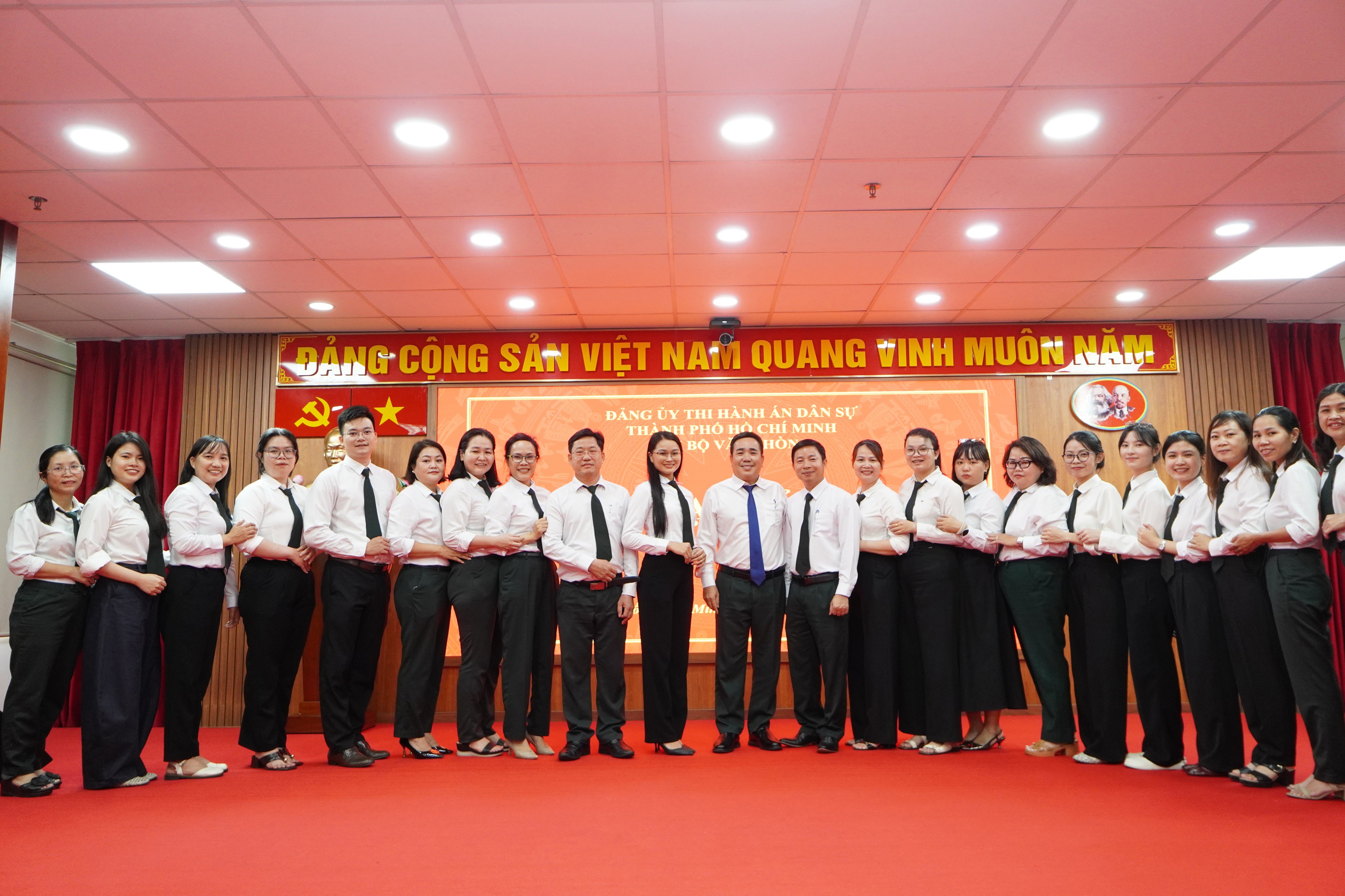 cb-van-phong-01a01426fea57f9cab279336c661df44.jpg CB VAN PHONG.JPG