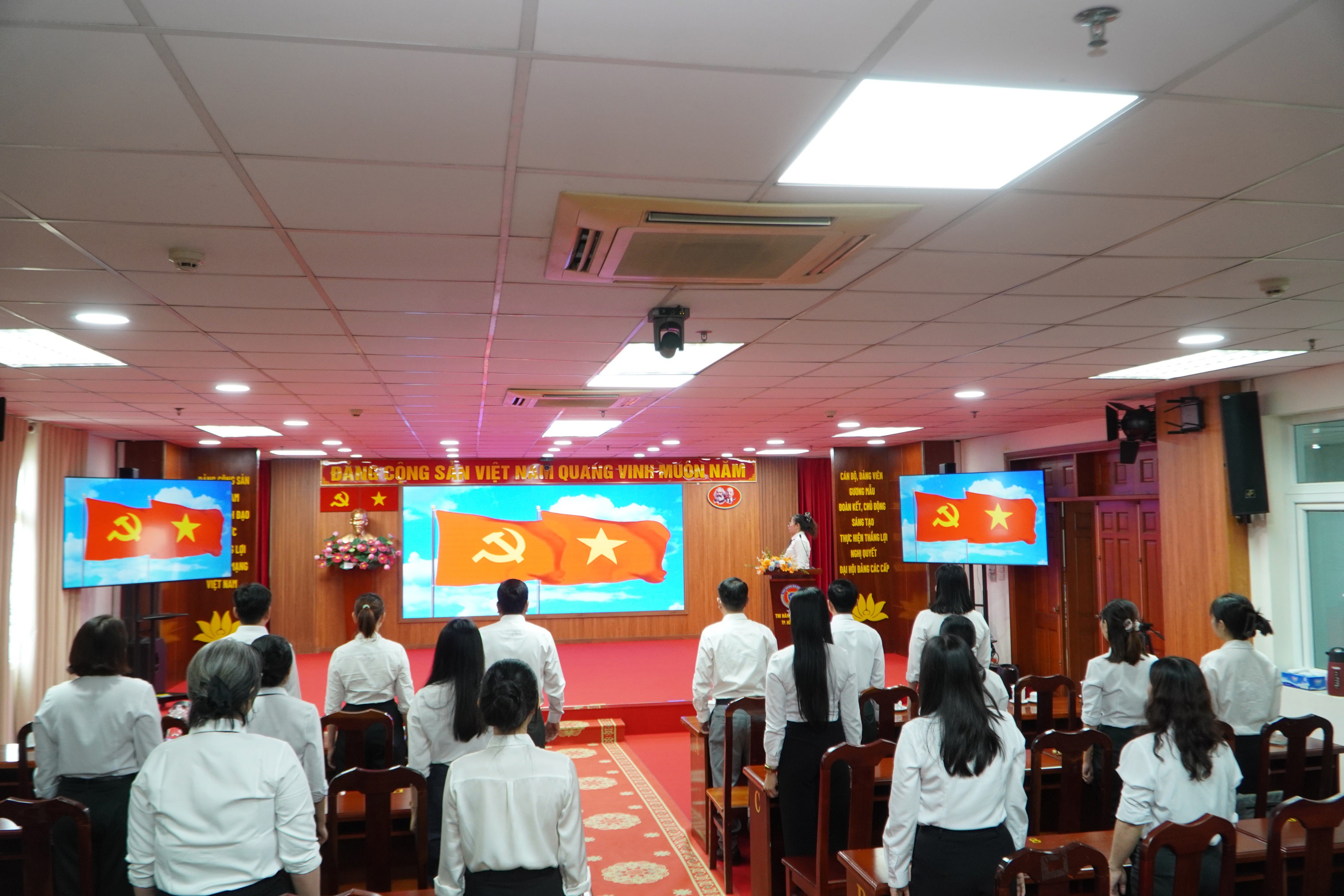 chao-co-2-01a01427107e7fd7aadd51c0628db0bb.jpg CHÀO CỜ 2.JPG