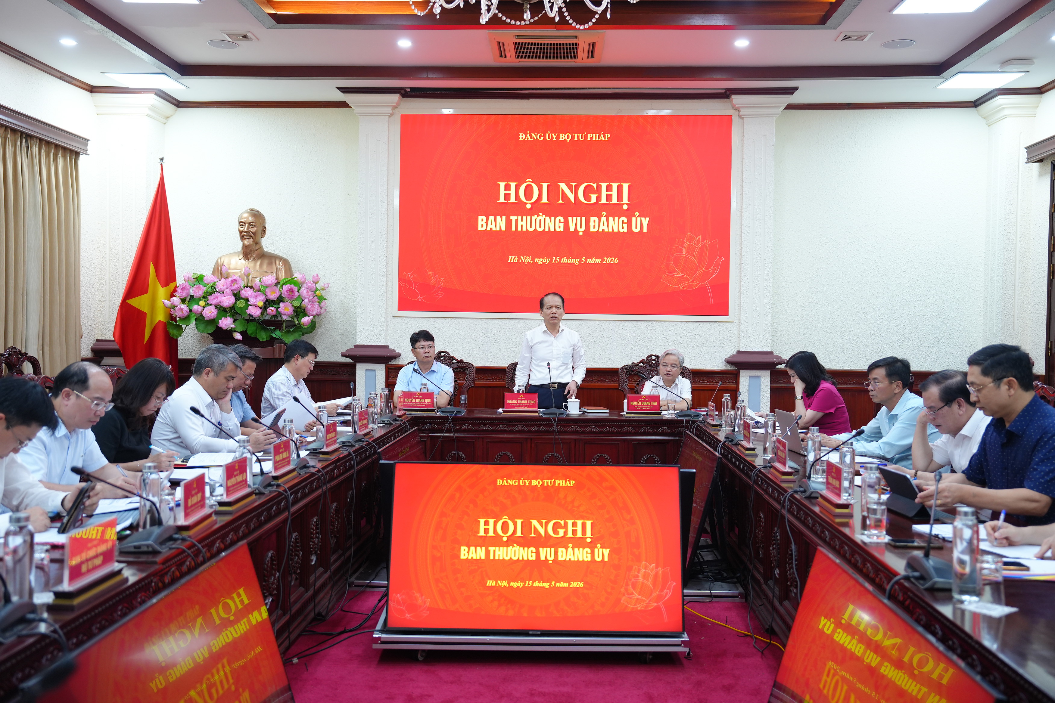 Ảnh đại diện bài viết: bí thư đảng ủy, bộ trưởng bộ tư pháp hoàng thanh tùng chủ trì hội nghị 