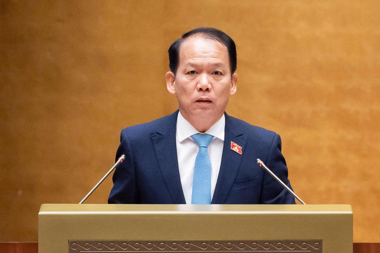 Ảnh đại diện bài viết: bộ trưởng bộ tư pháp hoàng thanh tùng trình bày tờ trình về dự án luật tại phiên họp. (ảnh: quochoi.vn)

