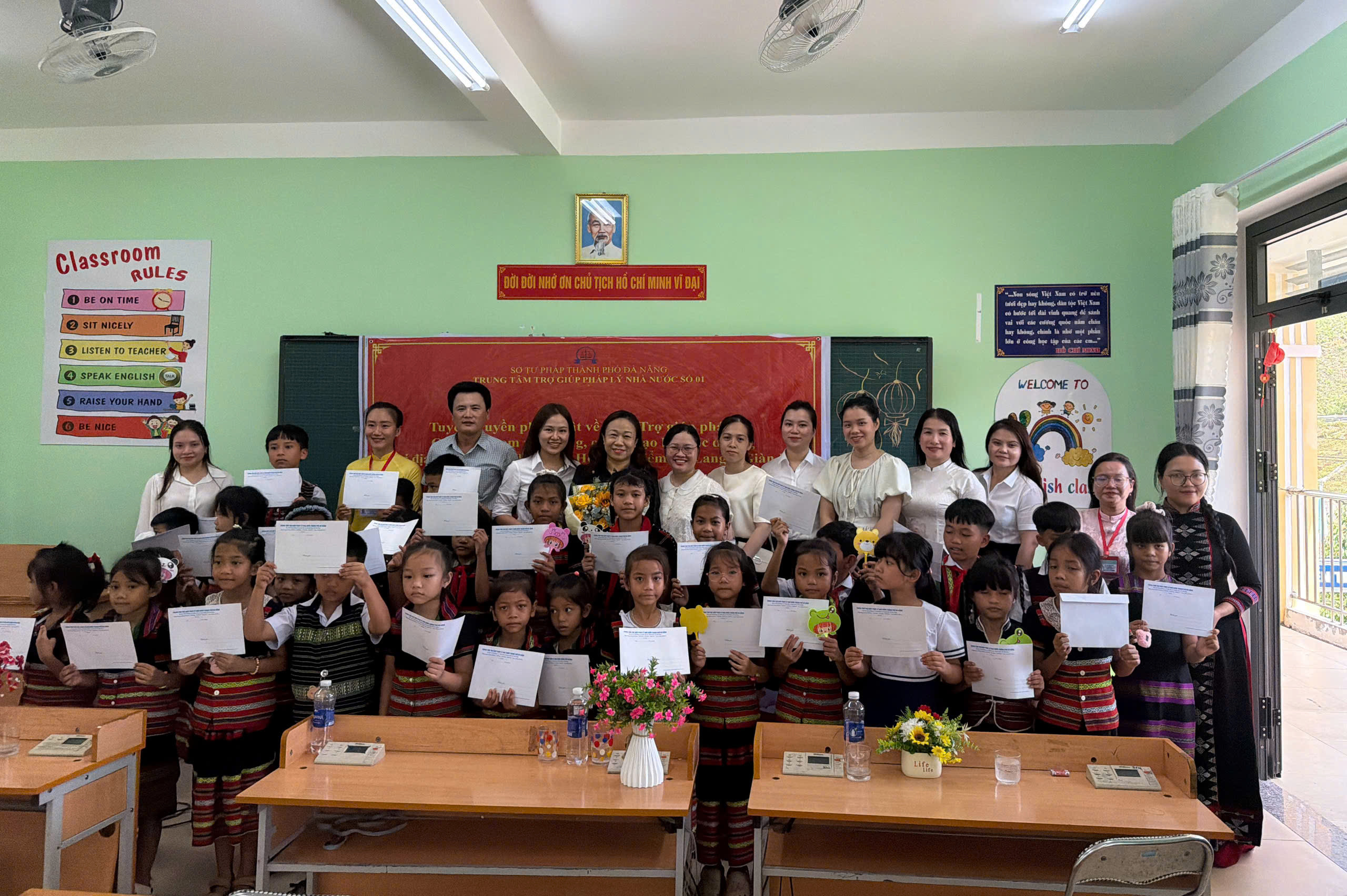Trung tâm Trợ giúp pháp lý nhà nước số 1 thành phố Đà Nẵng mang pháp luật và yêu thương đến với học sinh vùng đồng bào dân tộc thiểu số