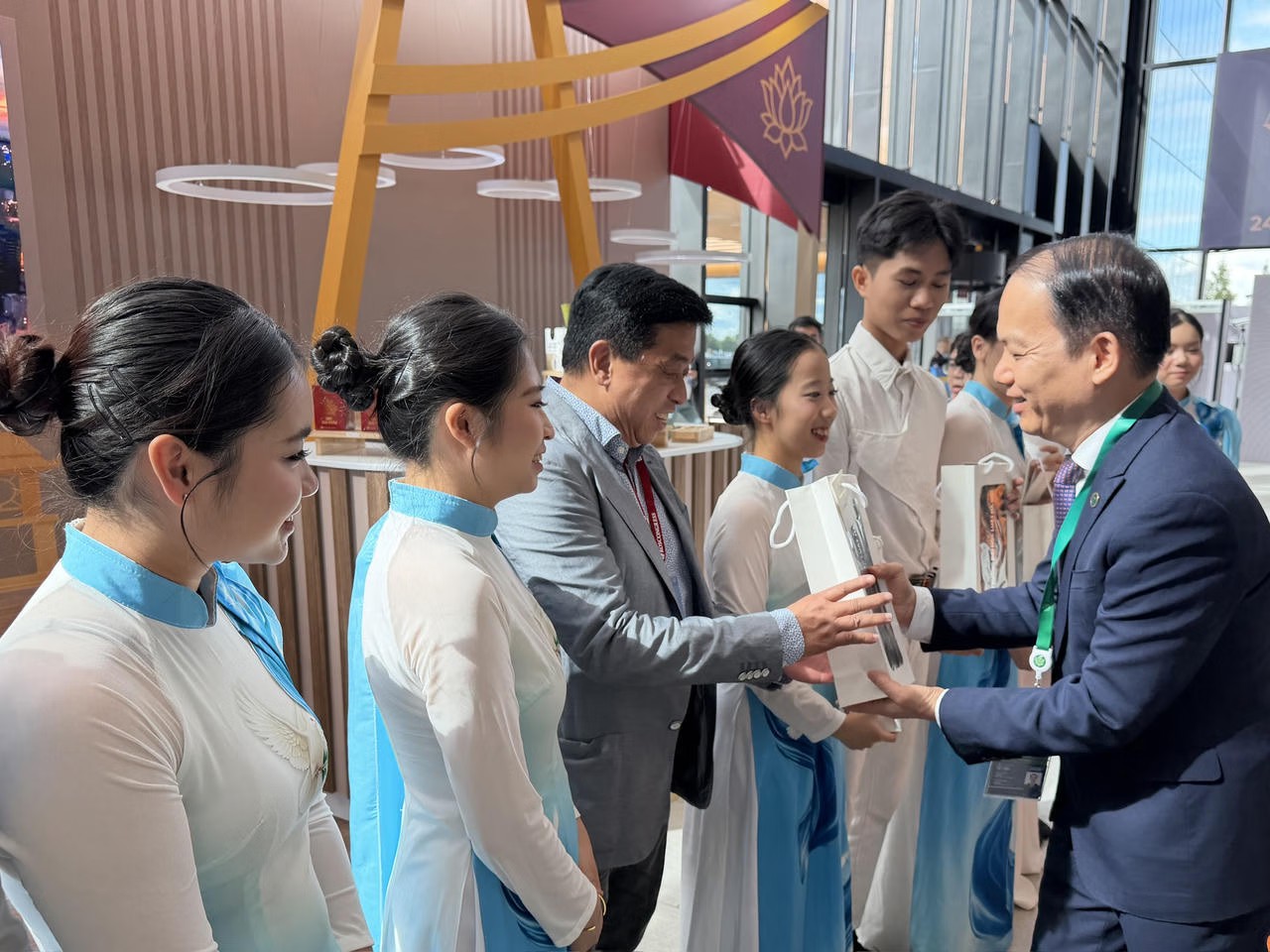 Ảnh đại diện bài viết: bộ trưởng hoàng thanh tùng tặng quà lưu niệm cảm ơn ông trần phú thuận, phó chủ tịch kiêm tổng thư ký liên hiệp các tổ chức người việt nam tại liên bang nga và các nghệ sỹ, sinh viên việt nam tại nga đã tích cực tham gia chương trình
