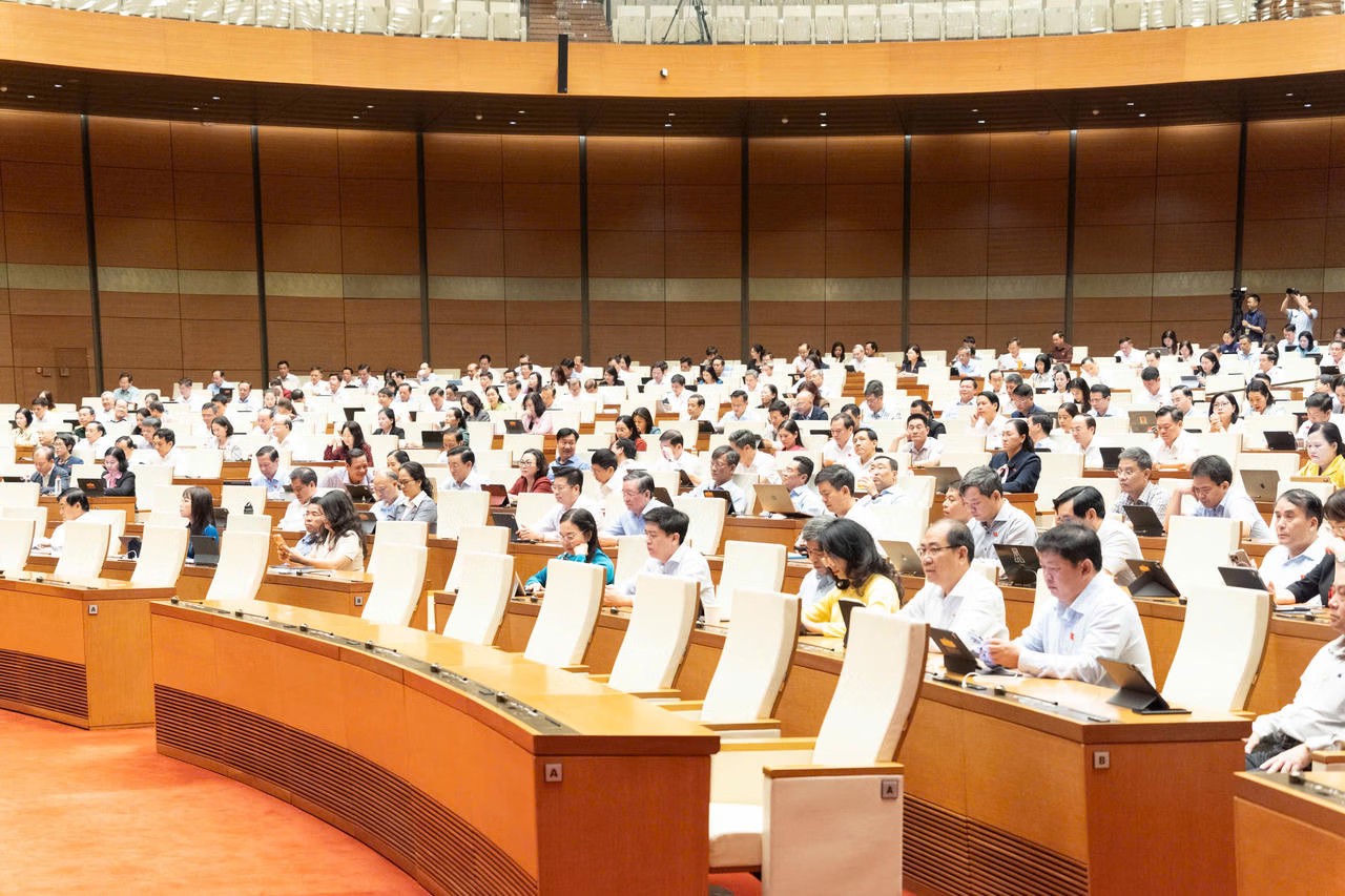 Ảnh đại diện bài viết: phiên thảo luận tại hội trường sáng 10/8. (ảnh trong bài: quochoi.vn)
