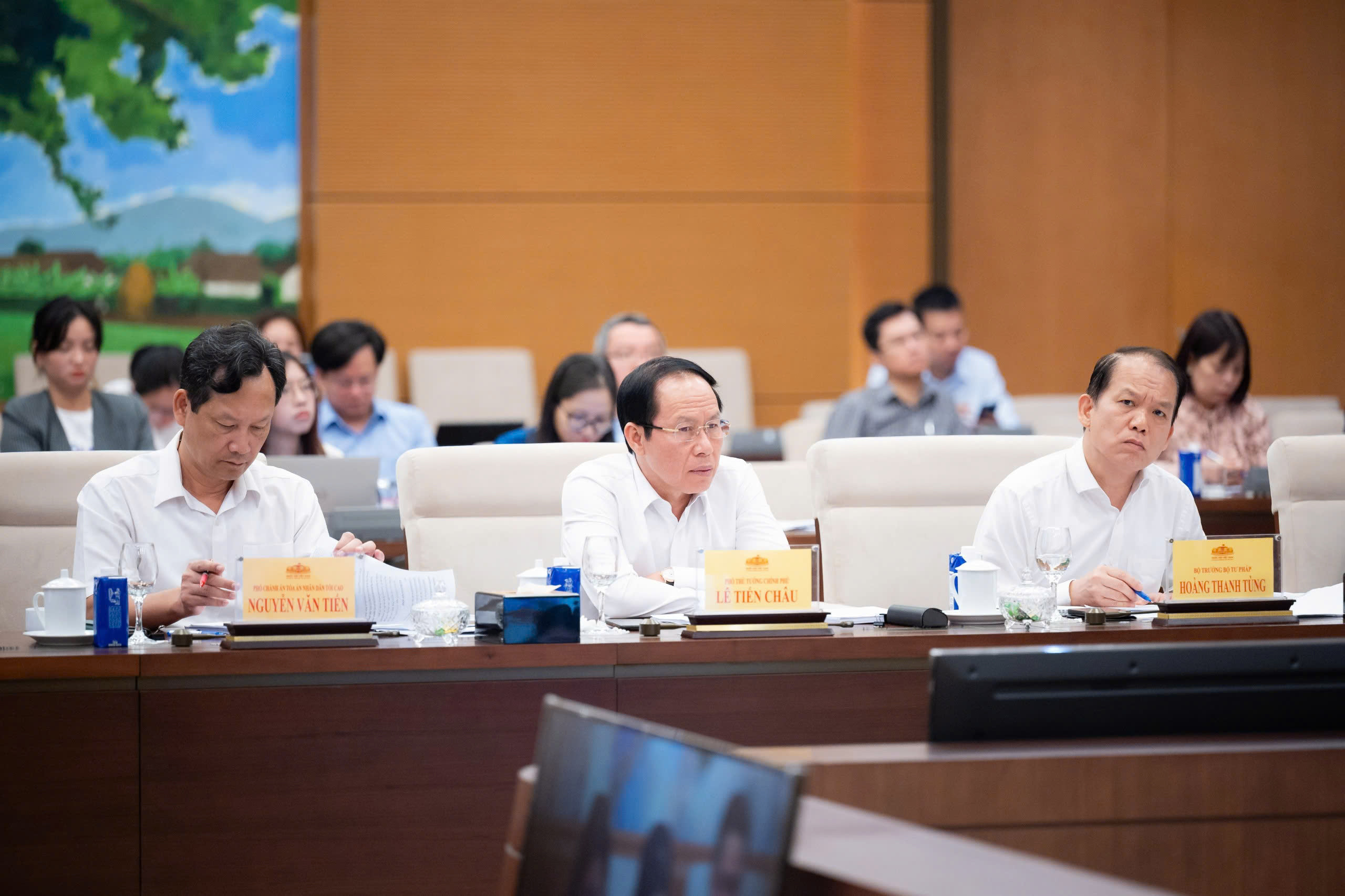 Ảnh đại diện bài viết: phó thủ tướng lê tiến châu, bộ trưởng bộ tư pháp hoàng thanh tùng và các đại biểu dự phiên họp. (ảnh trong bài: quochoi.vn)