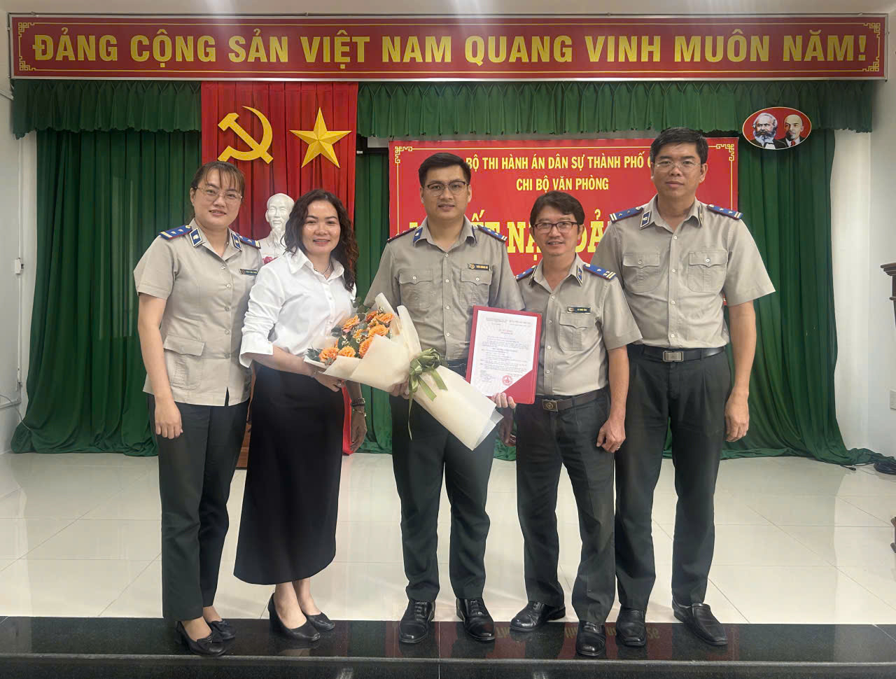 dang-vien-voi-ld-phong-019fd9c7db177c0aa75c55dfd890a06a.jpg DANG VIEN VOI LD PHONG.jpg