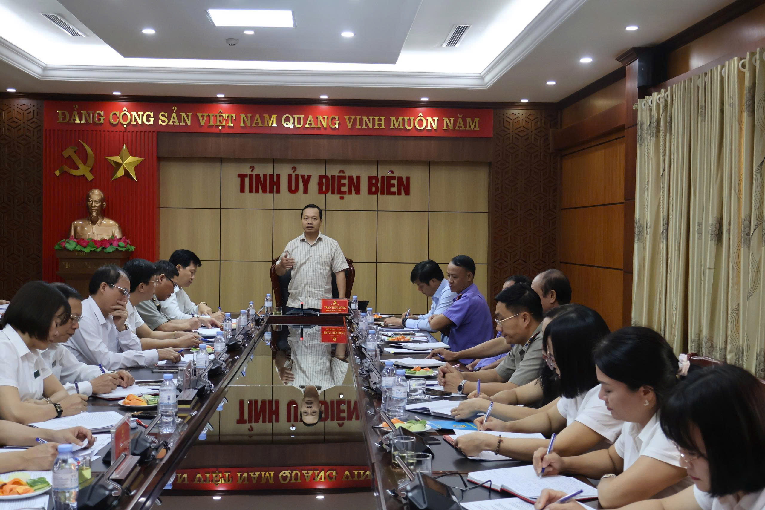 dc-bi-thu-tinh-uy-lam-viec-voi-co-quan-to-tung-va-thads-tinh-019e61a6699c735ba63d51d026f2b3ef.jpg Đc Bí thư Tỉnh ủy làm việc với Cơ quan tố tụng và THADS tỉnh.jpg