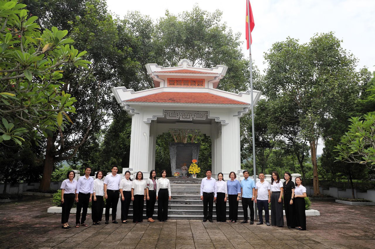 Ảnh đại diện bài viết: đoàn chụp ảnh lưu niệm tại khu di tích bộ tư pháp. (ảnh: lê hanh)
