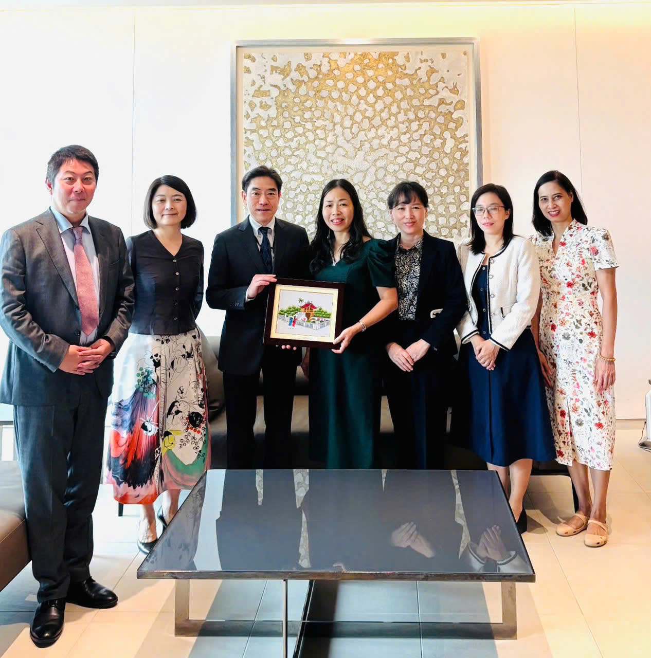 doan-cong-tac-tang-qua-luu-niem-cho-cong-ty-luat-nishimura-asahi-1-019fdf769f427872887a8185e5e27f4d.jpg Đoàn công tác tặng quà lưu niệm cho Công ty luật Nishimura & Asahi 1.jpg