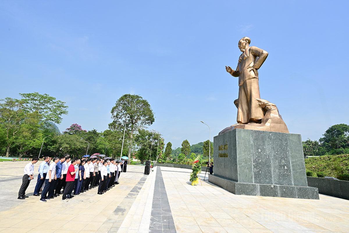 Ảnh đại diện Đoàn đại biểu Bộ Tư pháp về nguồn tại Khu di tích Quốc gia đặc biệt Tân Trào và Khu di tích Bộ Tư pháp