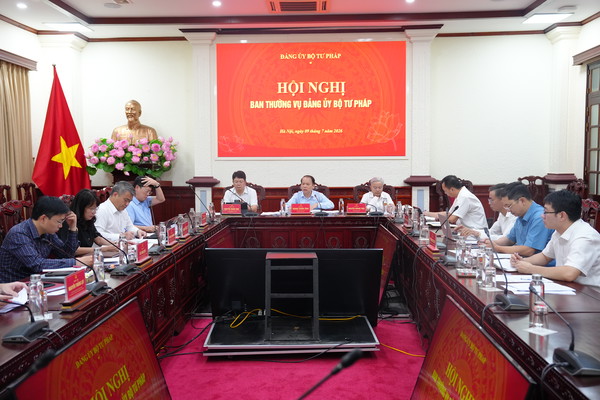 Ảnh đại diện Ban Thường vụ Đảng ủy Bộ Tư pháp xem xét các đề án, dự thảo quan trọng