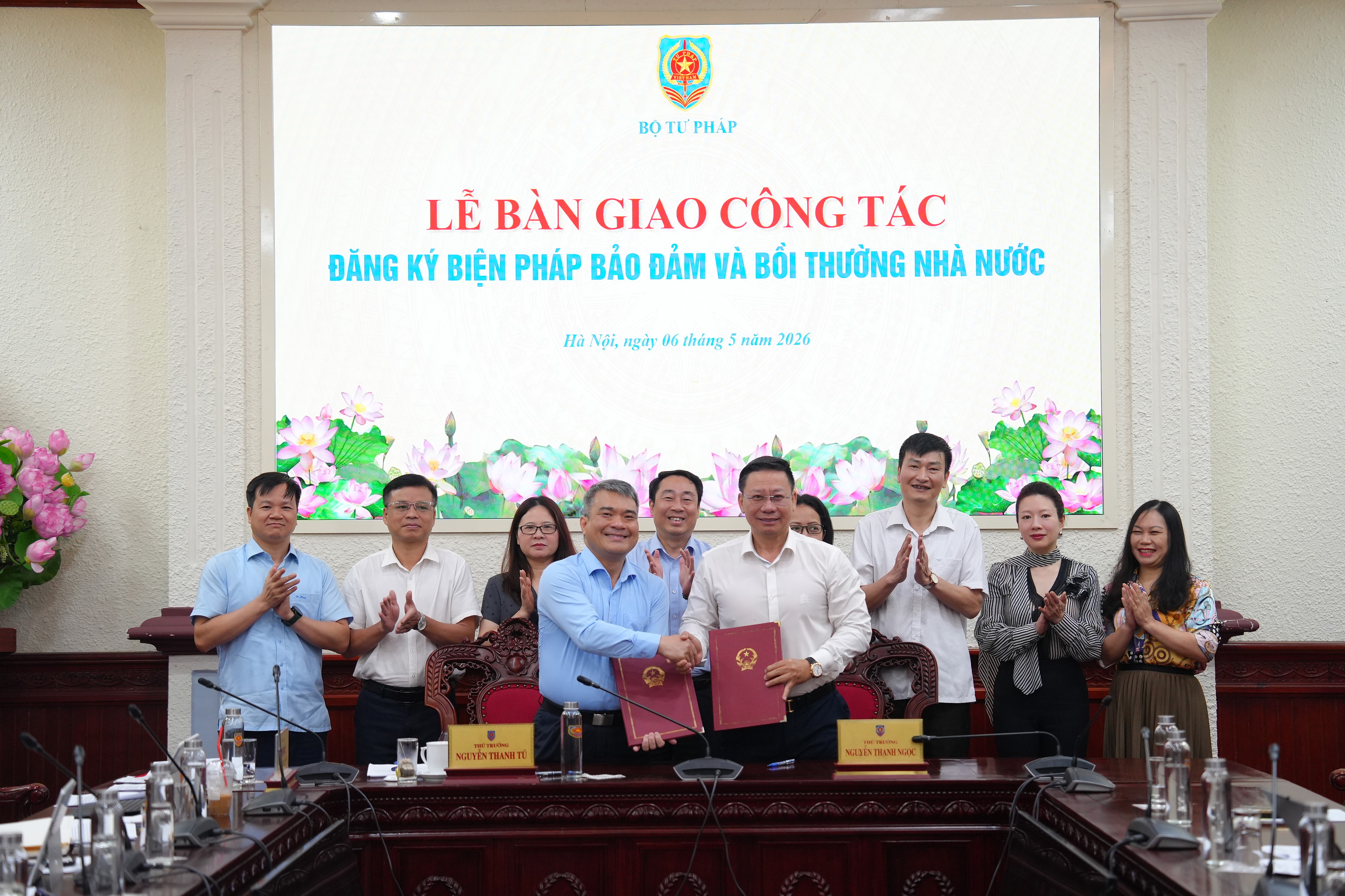 Ảnh đại diện bài viết: hai thứ trưởng bàn giao công tác đăng ký giao dịch bảo đảm và bồi thường nhà nước.