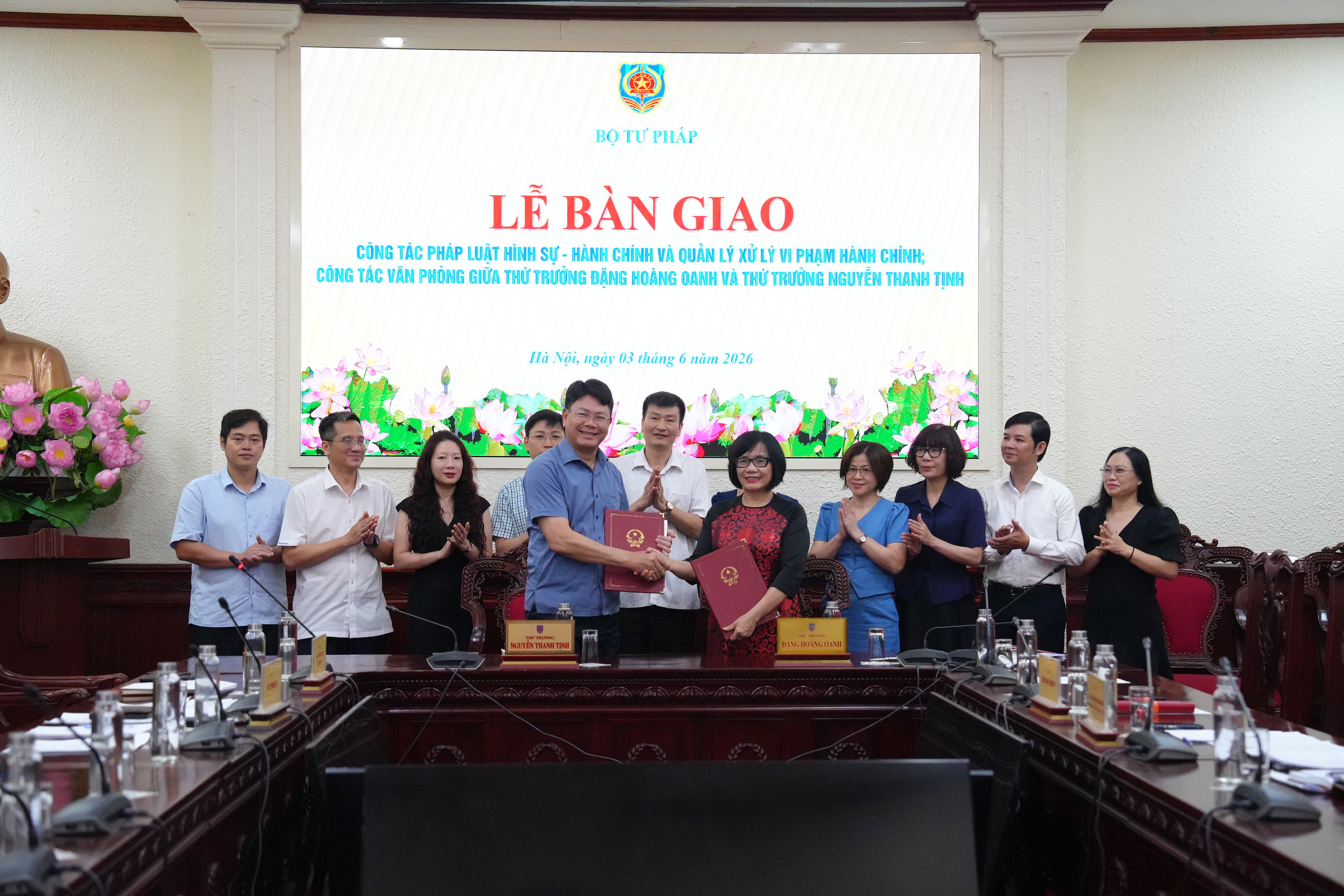 Ảnh đại diện bài viết: thứ trưởng nguyễn thanh tịnh và thứ trưởng đặng hoàng oanh bàn giao công tác văn phòng và pháp luật hình sự - hành chính và quản lý xử lý vi phạm hành chính.