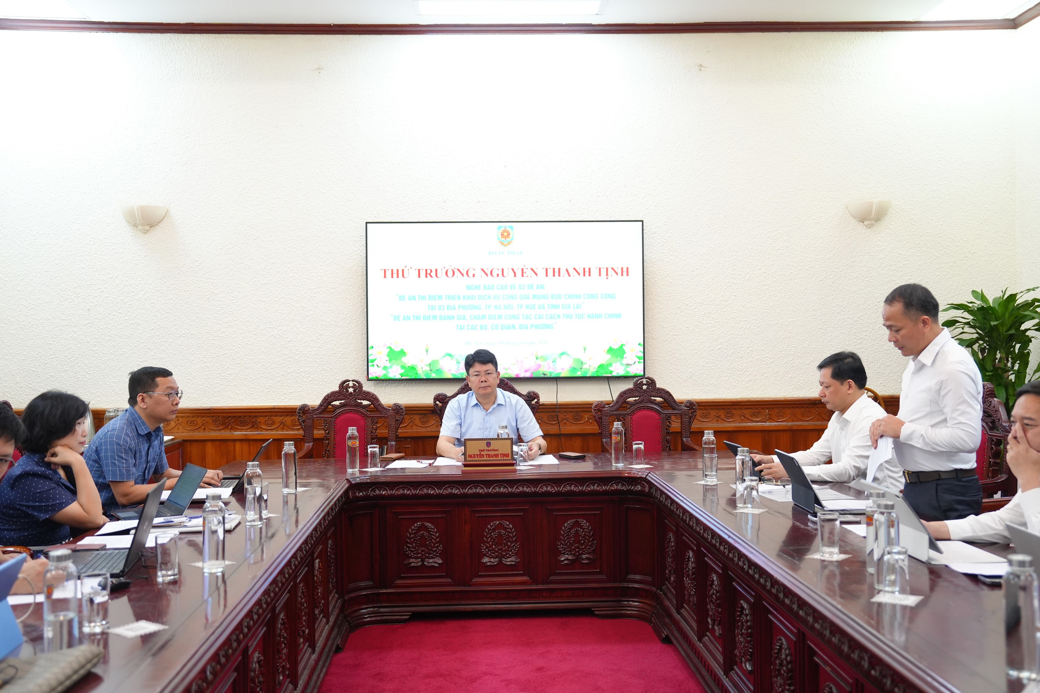 Quang cảnh cuộc họp.