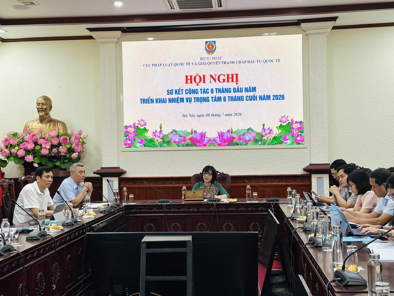 Thứ trưởng Bộ Tư pháp Đặng Hoàng Oanh chủ trì Hội nghị. (Ảnh: Vân Anh)