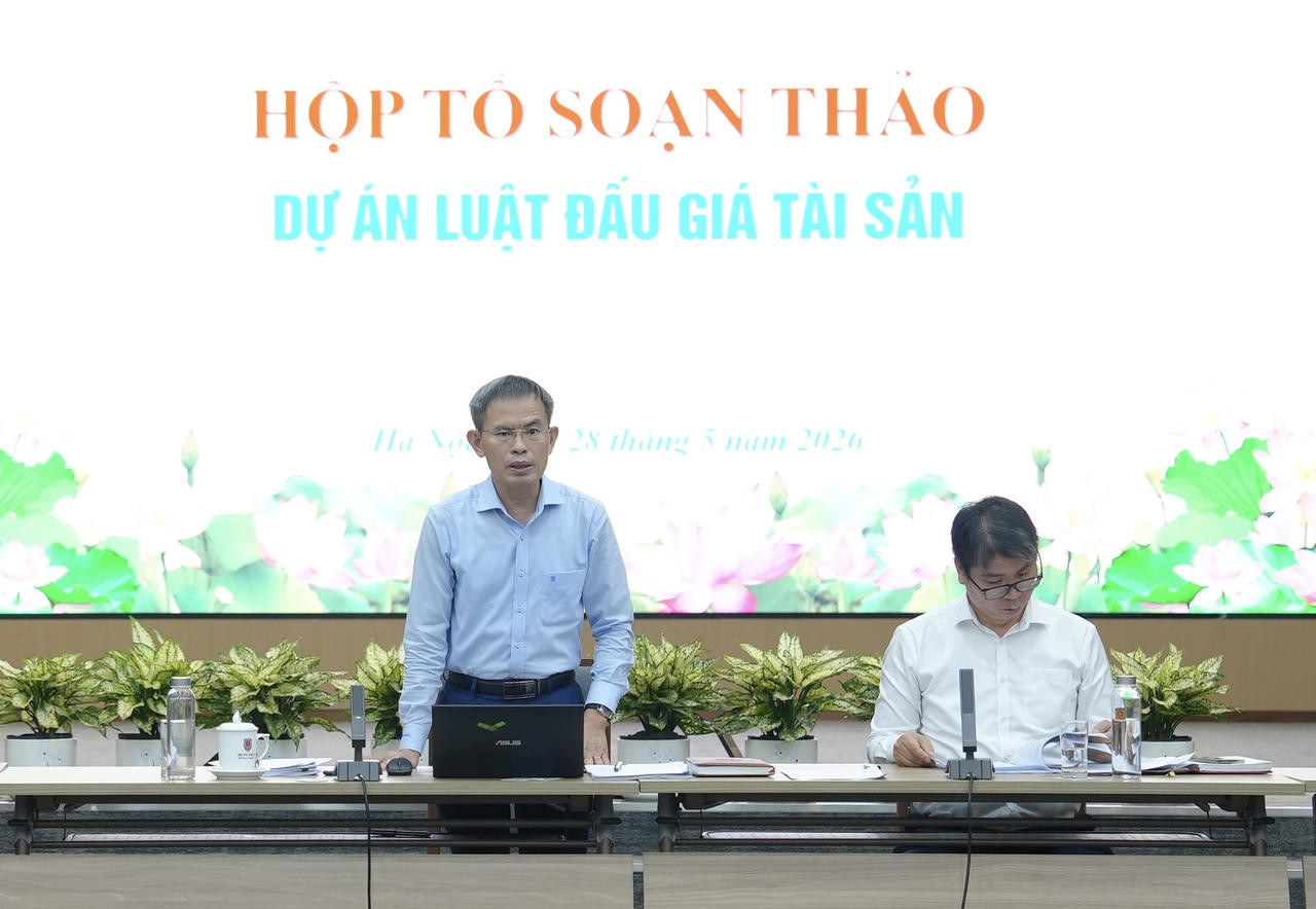 Cục trưởng Cục Bổ trợ tư pháp Lê Xuân Hồng phát biểu tại cuộc họp.