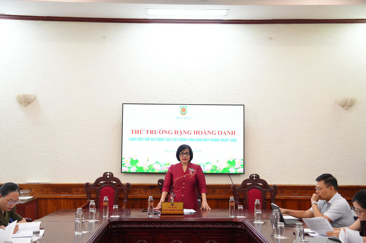 Thứ trưởng Đặng Hoàng Oanh chủ trì buổi làm việc. (Ảnh trong bài: PV)
