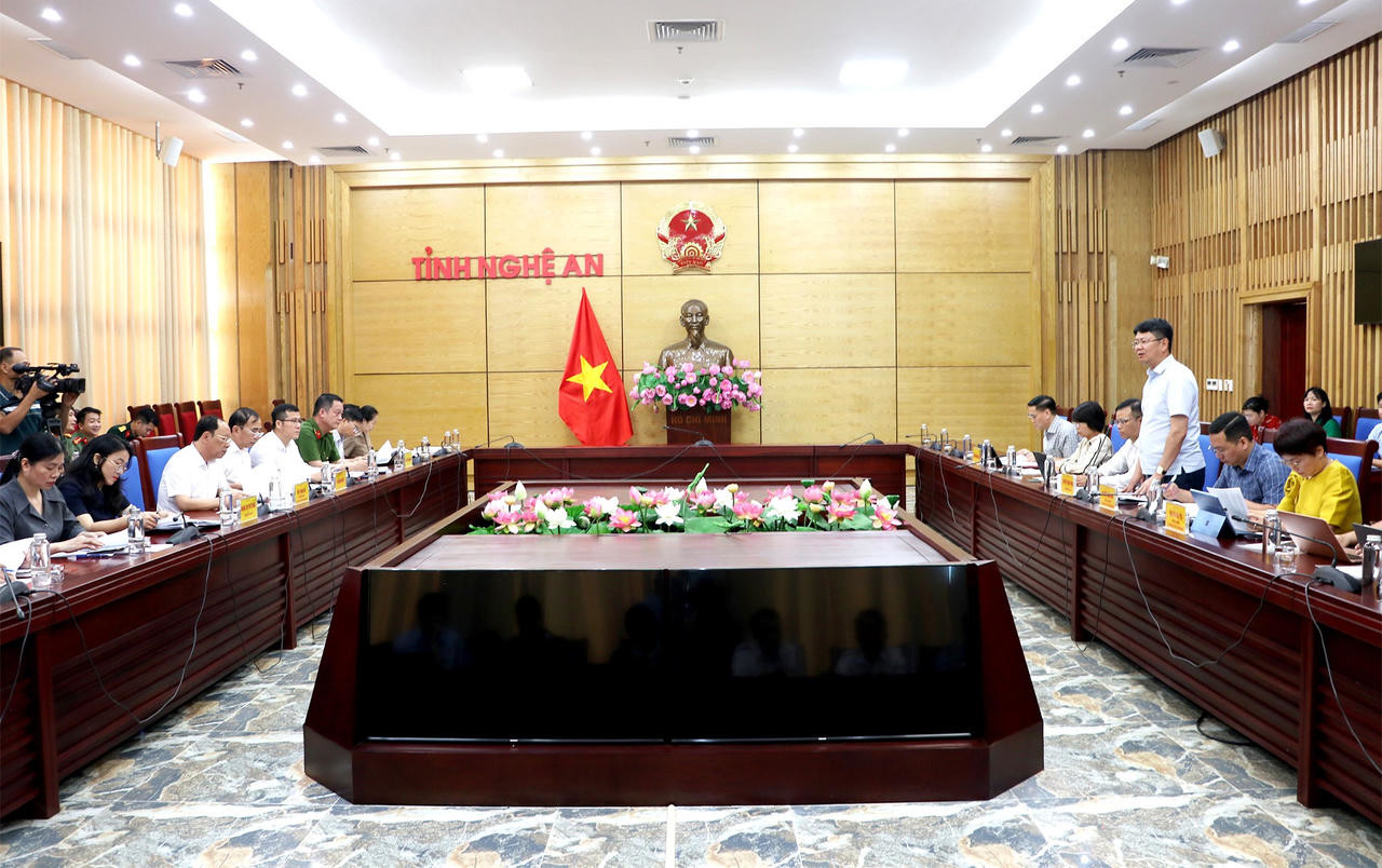 Đoàn công tác do Thứ trưởng Bộ Tư pháp Nguyễn Thanh Tịnh làm Trưởng đoàn nhằm đánh giá tình hình thực hiện các Nghị quyết của Chính phủ về phân cấp, cắt giảm, đơn giản hóa thủ tục hành chính tại Nghệ An.
