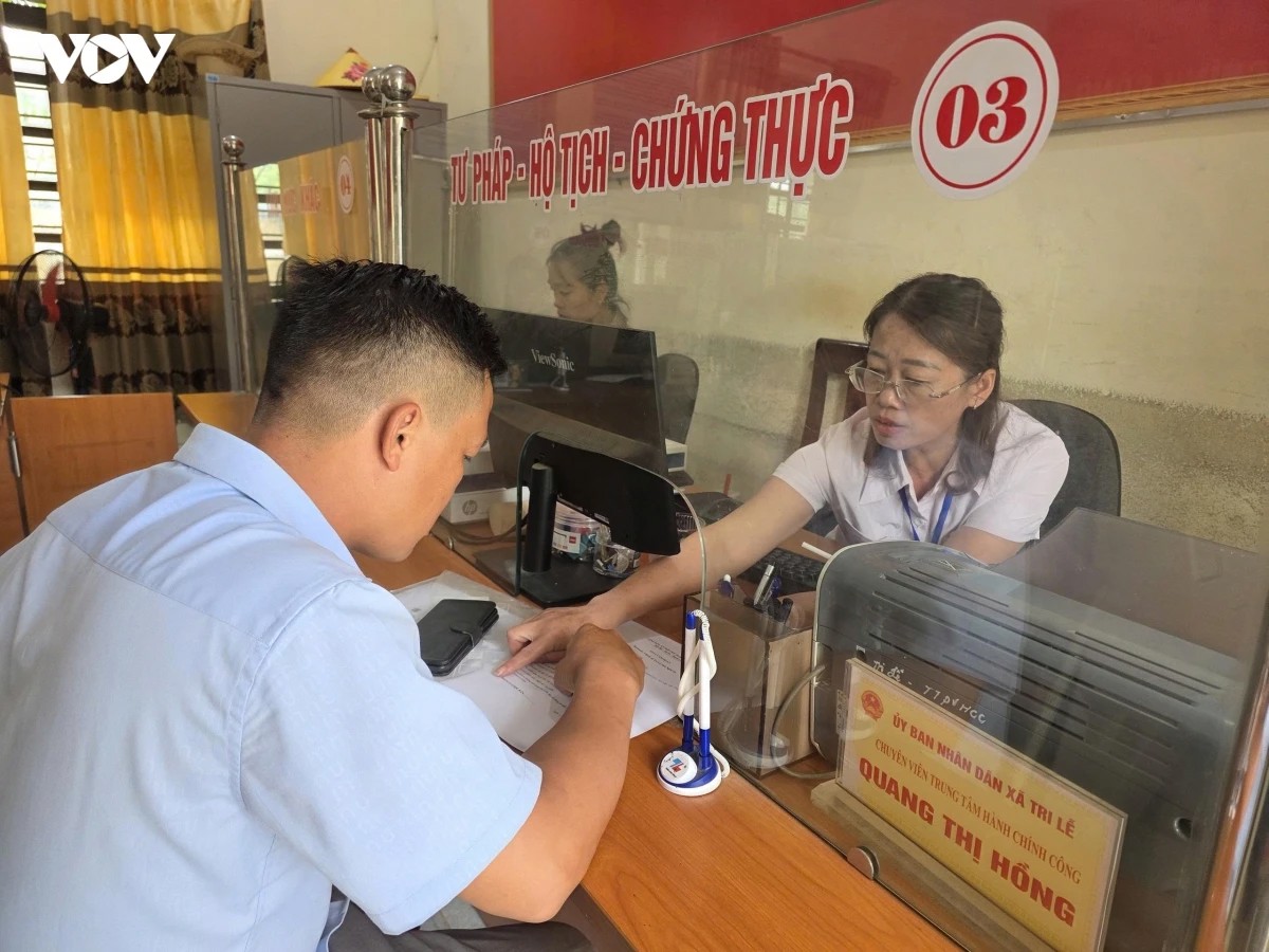 Ảnh đại diện Cán bộ địa phương nỗ lực hỗ trợ người dân chuyển đổi số