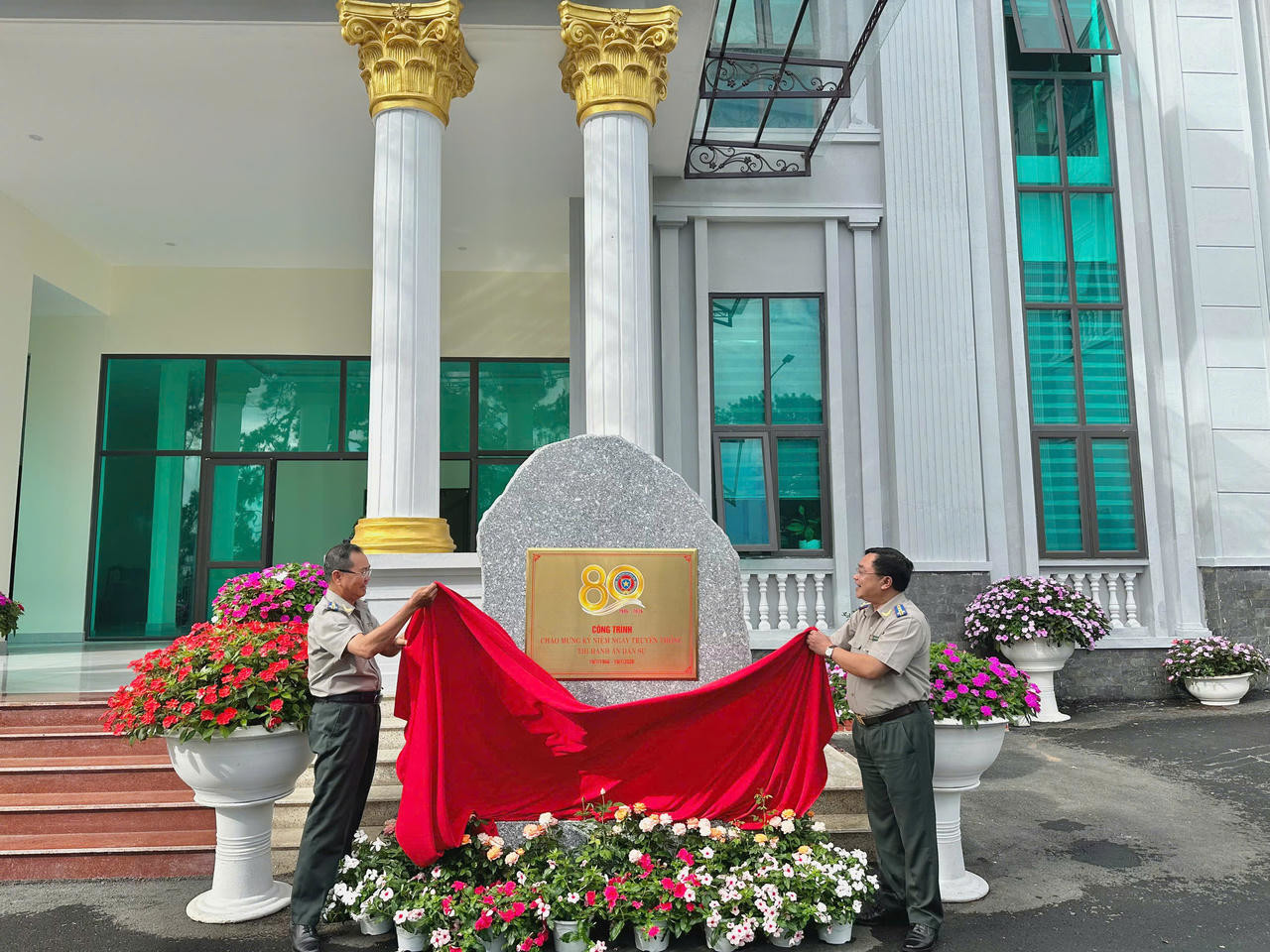 Ảnh đại diện Thi hành án dân sự tỉnh Lâm Đồng gắn biển công trình chào mừng 80 năm Ngày truyền thống Ngành
