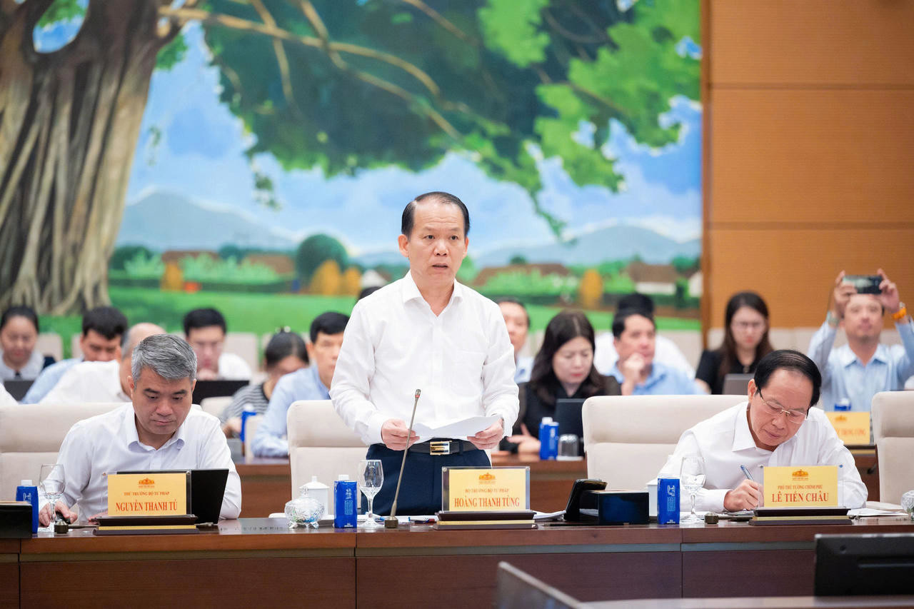 Ảnh đại diện bài viết: bộ trưởng hoàng thanh tùng trình bày tờ trình. (ảnh trong bài: quochoi.vn)