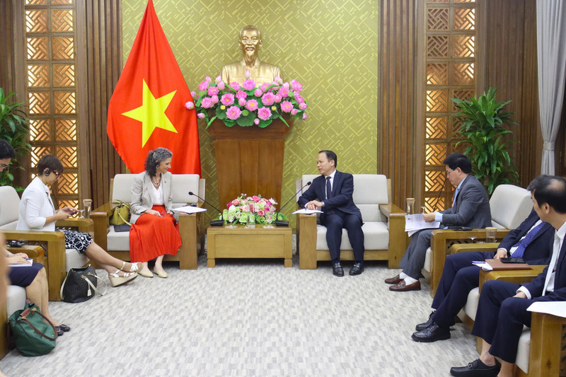 Ảnh Bộ trưởng Hoàng Thanh Tùng tiếp bà Ramla Khalidi, Trưởng Đại diện thường trú của UNDP tại Việt Nam.