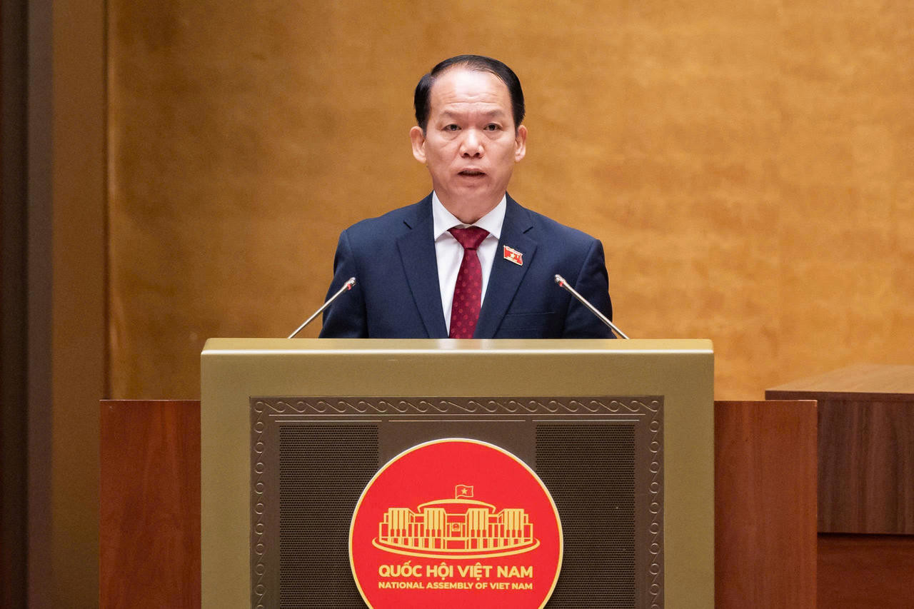 Ảnh đại diện bài viết: bộ trưởng bộ tư pháp hoàng thanh tùng trình bày tờ trình về dự án luật. (ảnh trong bài: quochoi.vn)