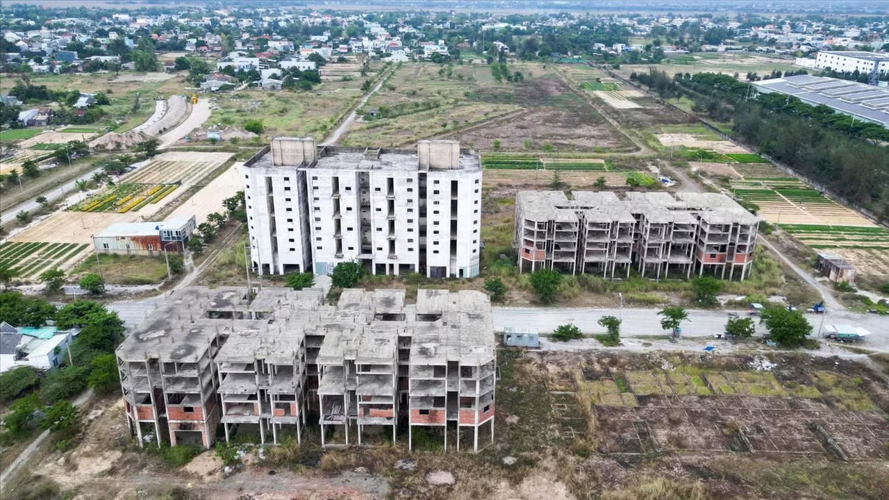 Ảnh đại diện bài viết: vấn đề quy hoạch "treo", dự án chậm tiến độ… dù đã có nhiều chương trình giám sát khác nhau, nhưng ở không ít nơi, người dân vẫn sống trong cảnh quyền lợi bị “treo” theo dự án. (ảnh minh họa: nguyễn thành)
