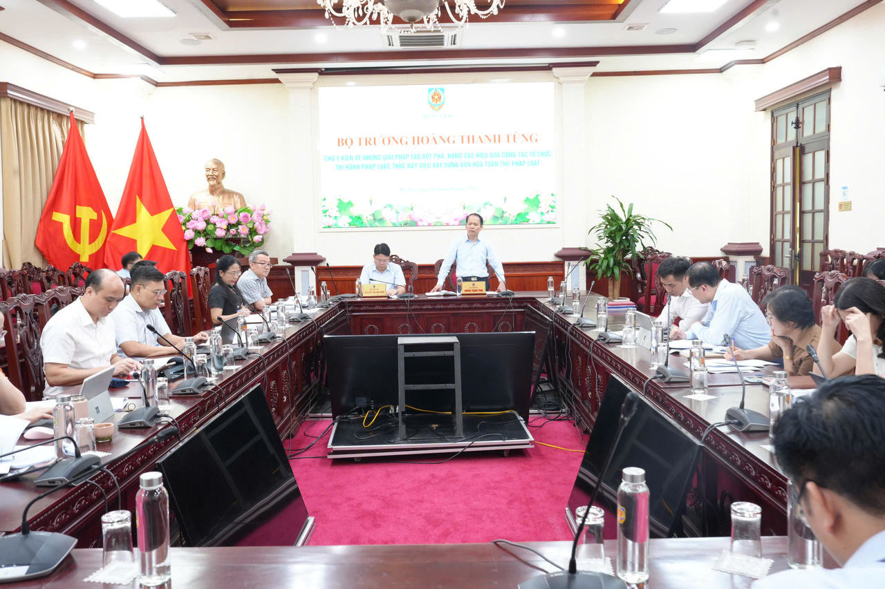 Ảnh đại diện bài viết: quang cảnh cuộc họp do bộ trưởng hoàng thanh tùng chủ trì. (ảnh trong bài: h.t)
