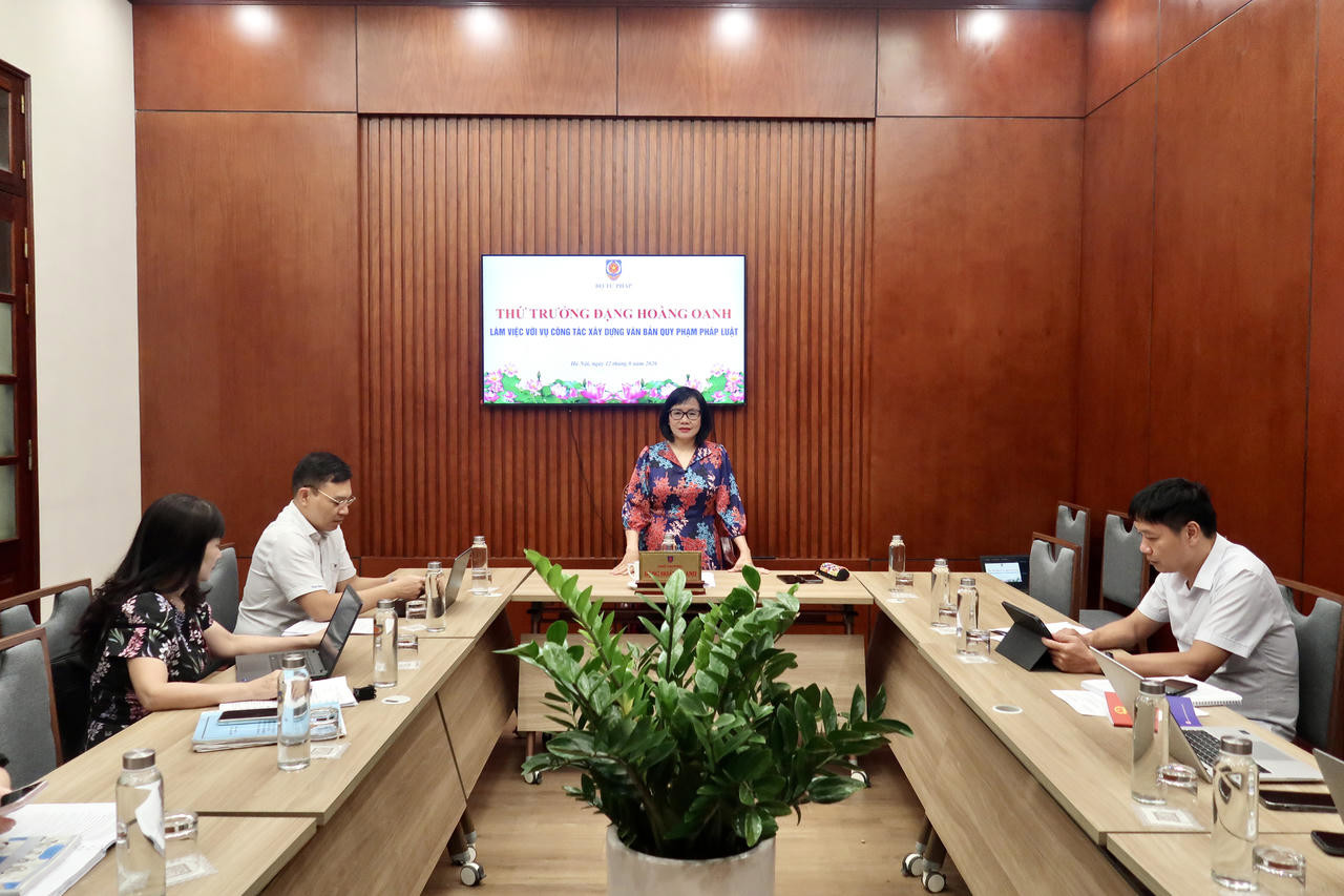 Ảnh đại diện bài viết: thứ trưởng đặng hoàng oanh chủ trì buổi làm việc với vụ công tác xây dựng văn bản qppl về tình hình xây dựng luật về văn bản qppl.