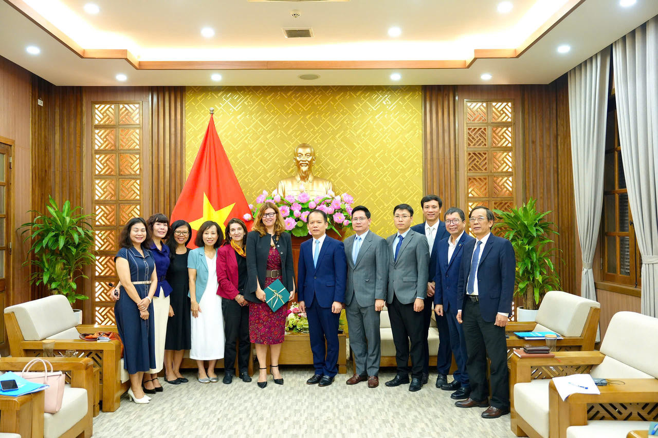 Ảnh đại diện bài viết: bộ trưởng hoàng thanh tùng cùng đại diện 1 số đơn vị thuộc bộ chụp ảnh lưu niệm cùng bà silvia danailov và đoàn công tác unicef việt nam.