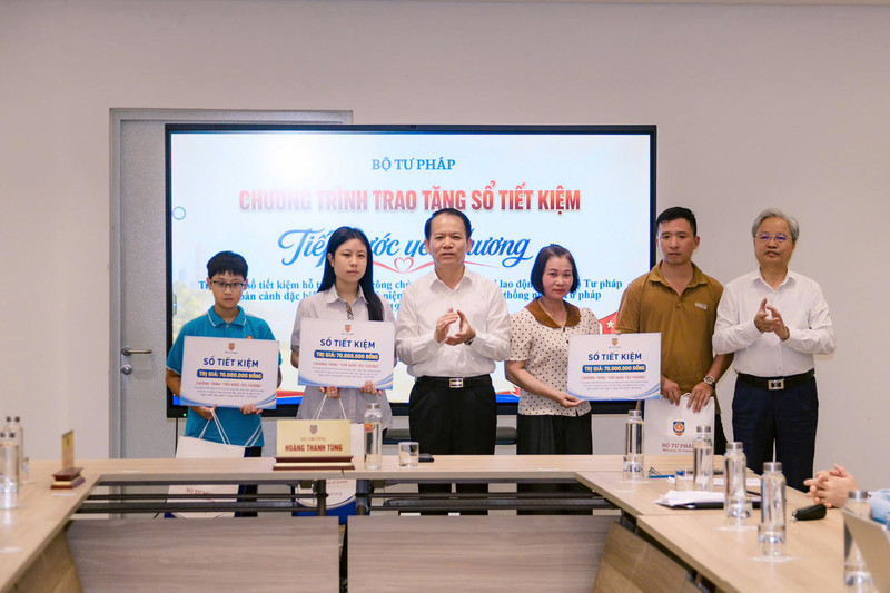 Ảnh đại diện bộ tư pháp trao sổ tiết kiệm, tiếp thêm nghị lực cho con của cán bộ không may qua đời
