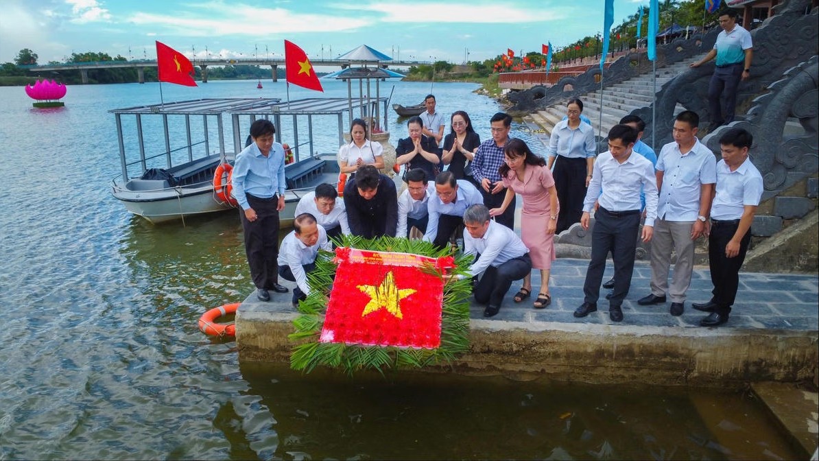 Ảnh đại diện bài viết: đoàn công tác thực hiện nghi thức thả vòng hoa tưởng niệm trên sông thạch hãn, tri ân các anh hùng liệt sĩ đã anh dũng hy sinh trong cuộc chiến đấu bảo vệ thành cổ quảng trị.
