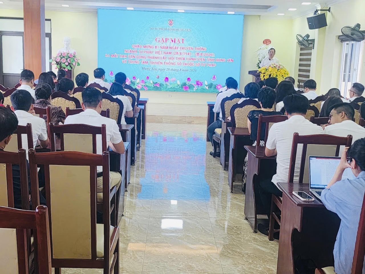 Ảnh đại diện bài viết: quang cảnh hội nghị (ảnh vũ hùng)
