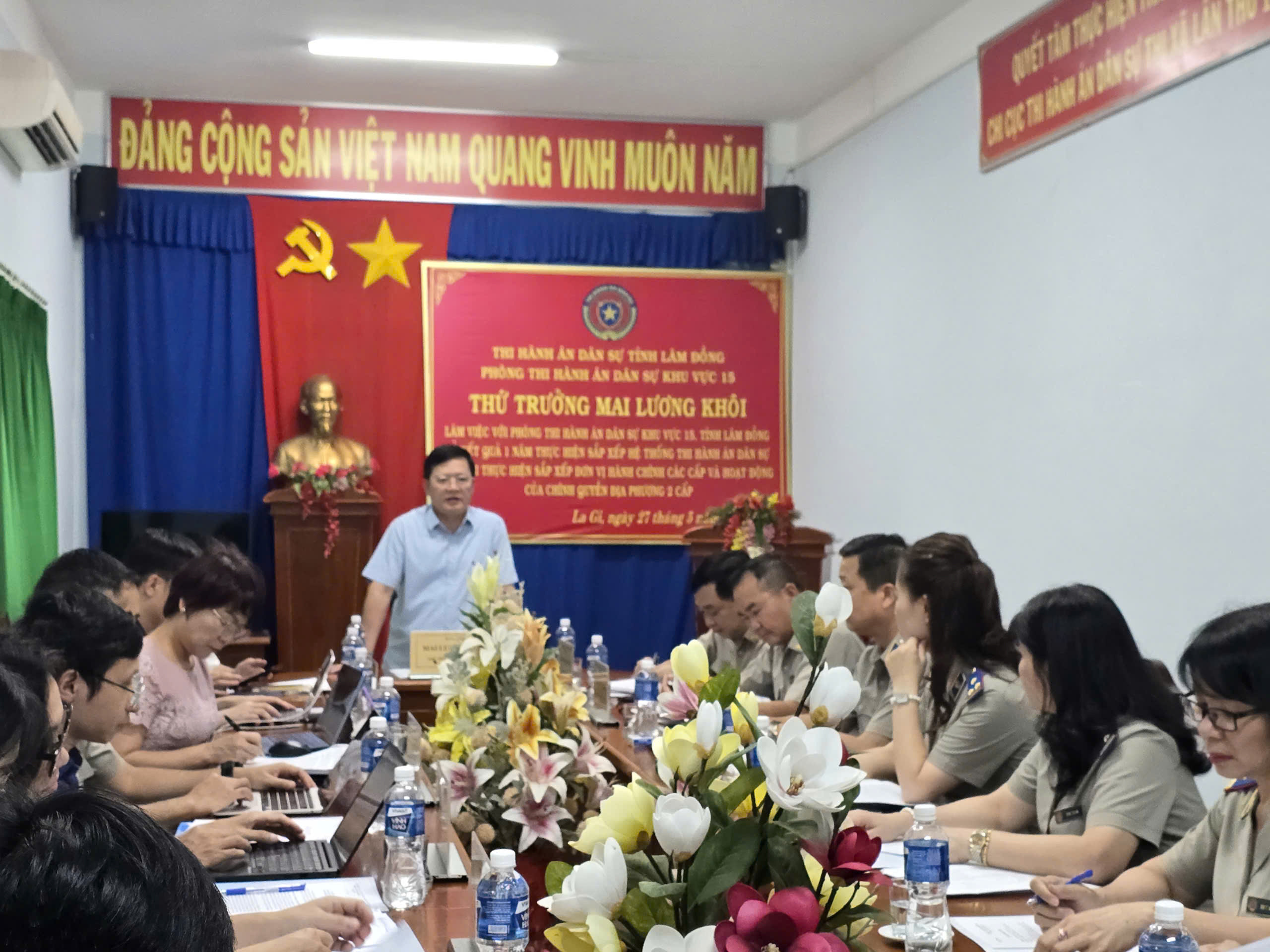 Ảnh đại diện Thứ trưởng Bộ Tư pháp Mai Lương Khôi kiểm tra và làm việc với Phòng Thi hành án dân sự Khu vực 15, tỉnh Lâm Đồng