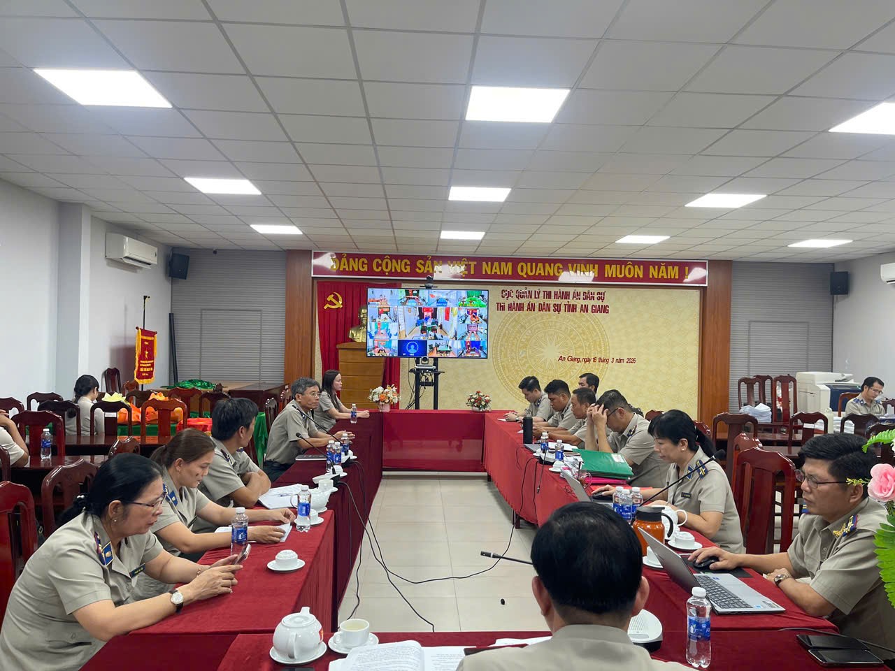 hoi-nghi-1-019e87ad7aa370a1a4edbe4d17220c3a.png Hội nghị 1.png
