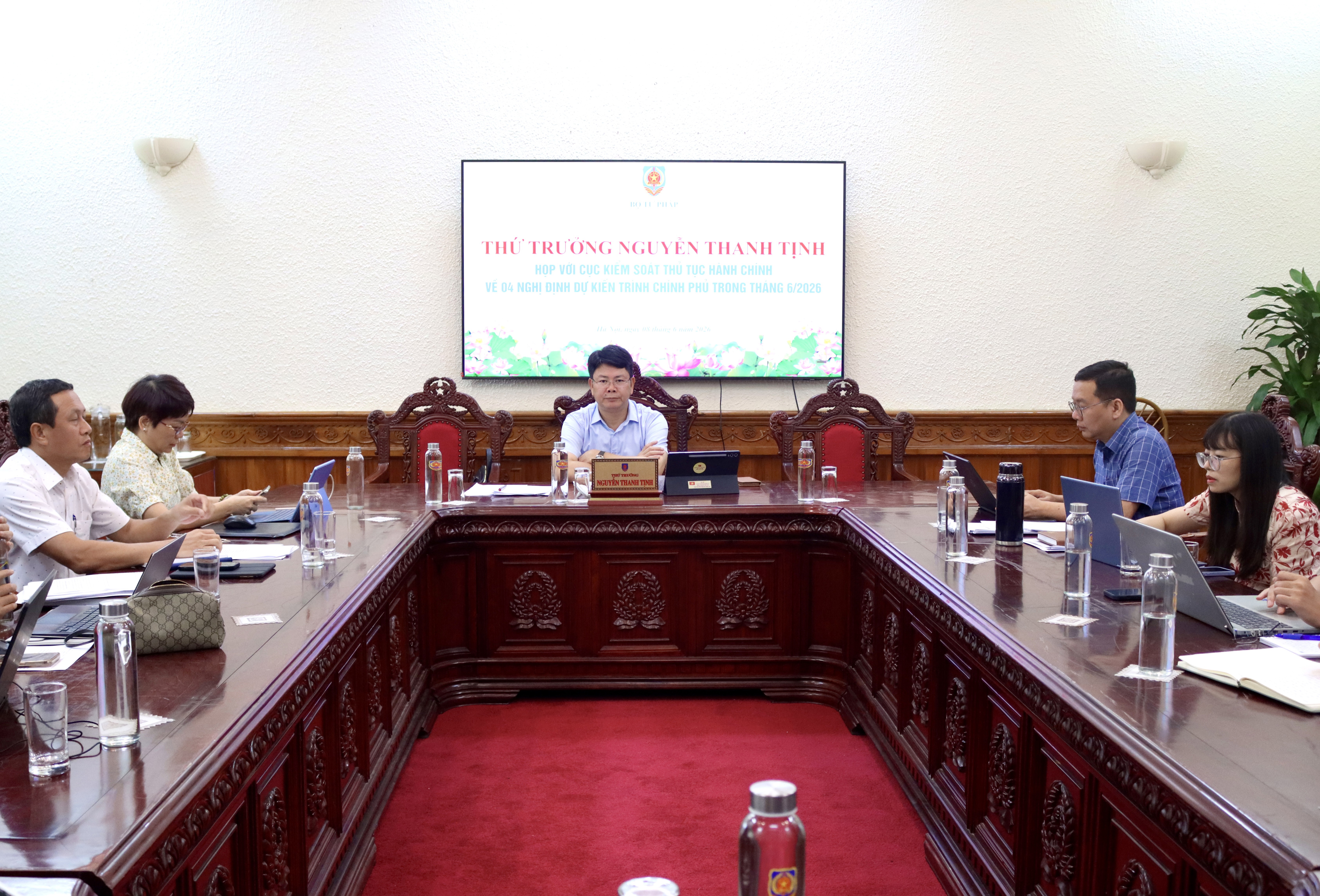 Quang cảnh buổi làm việc.