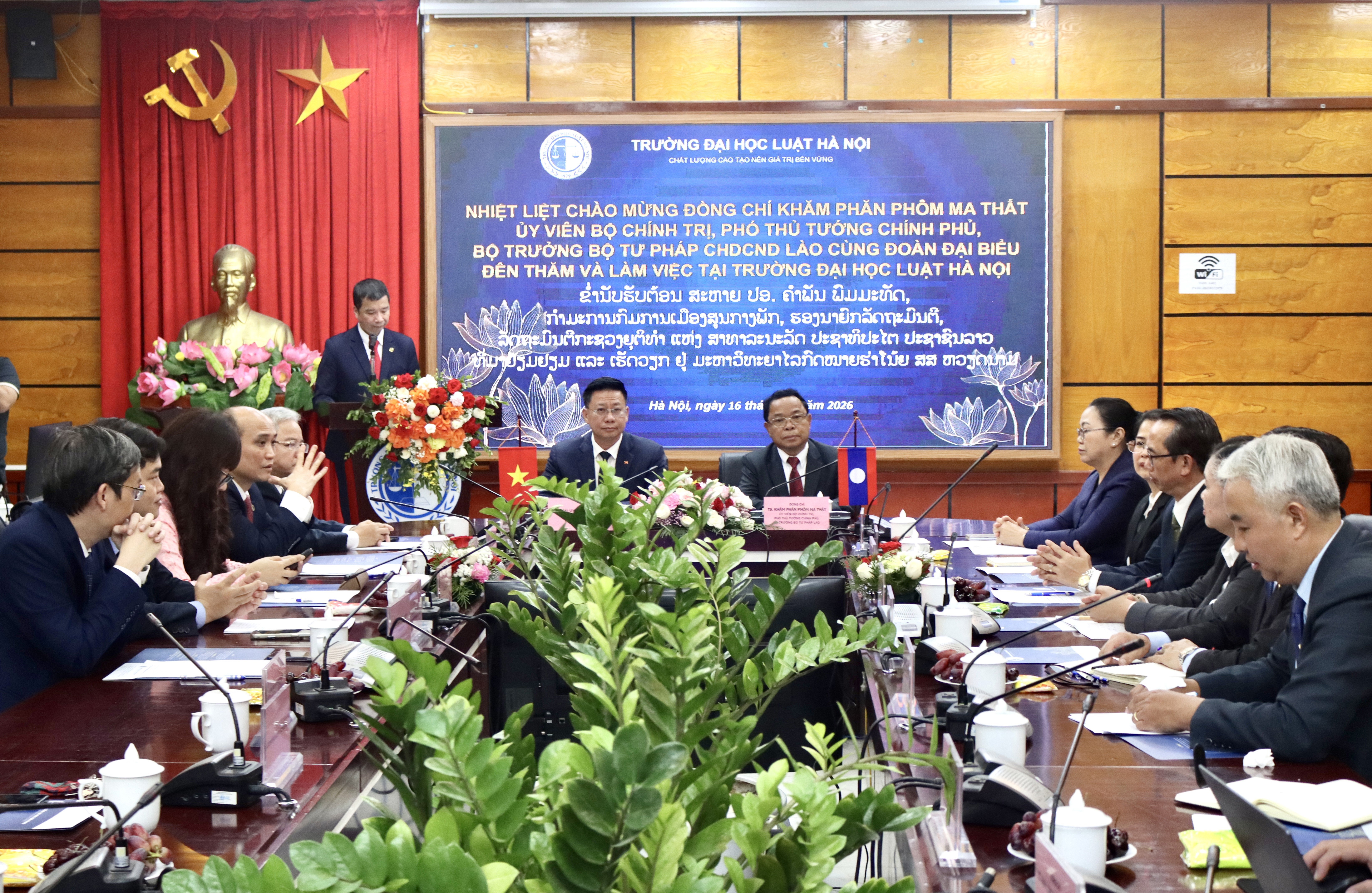 Quang cảnh buổi làm việc
