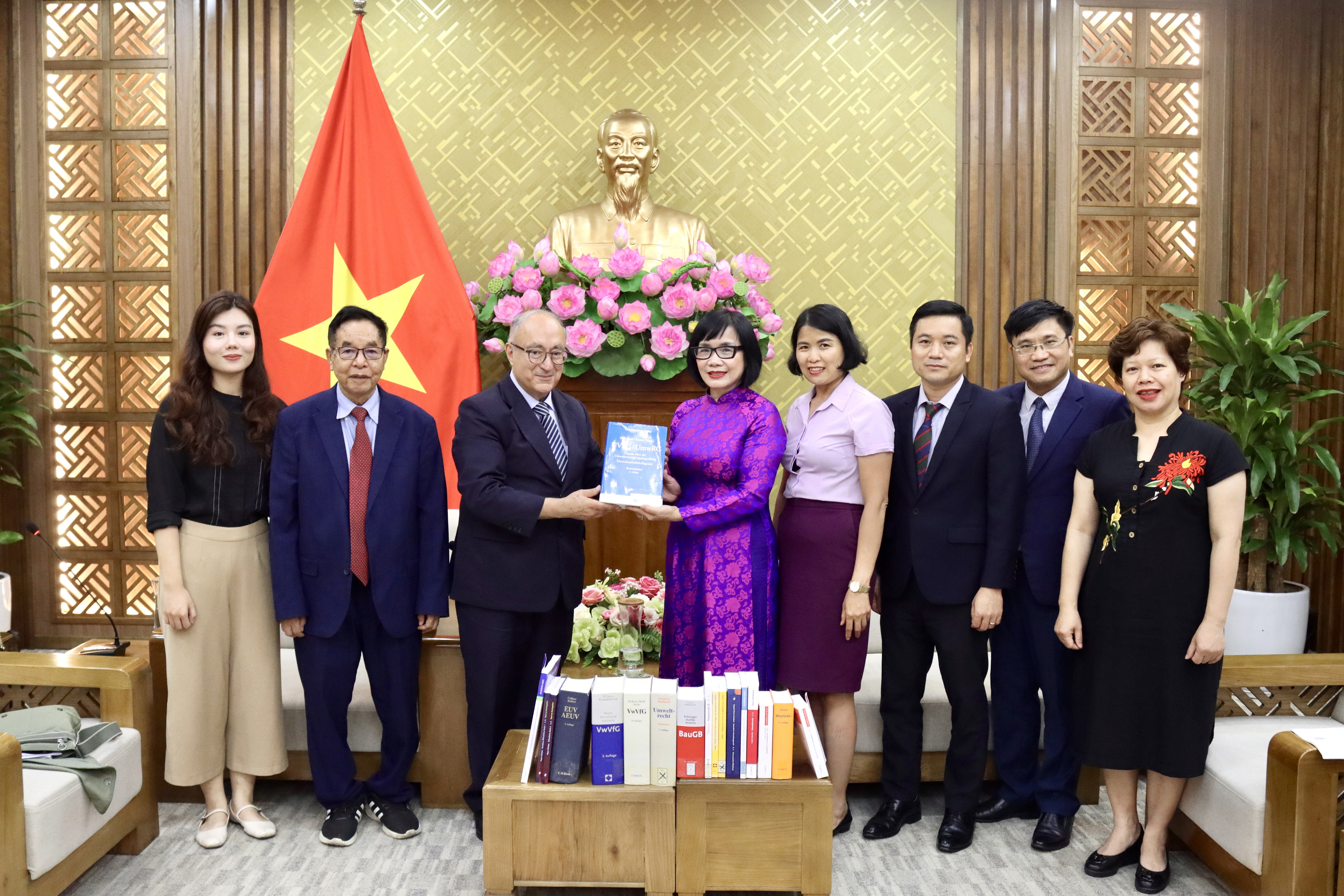 TS. Kambiz Ghawami trao tặng Bộ Tư pháp Việt Nam các đầu sách chuyên ngành pháp luật của Đức. 